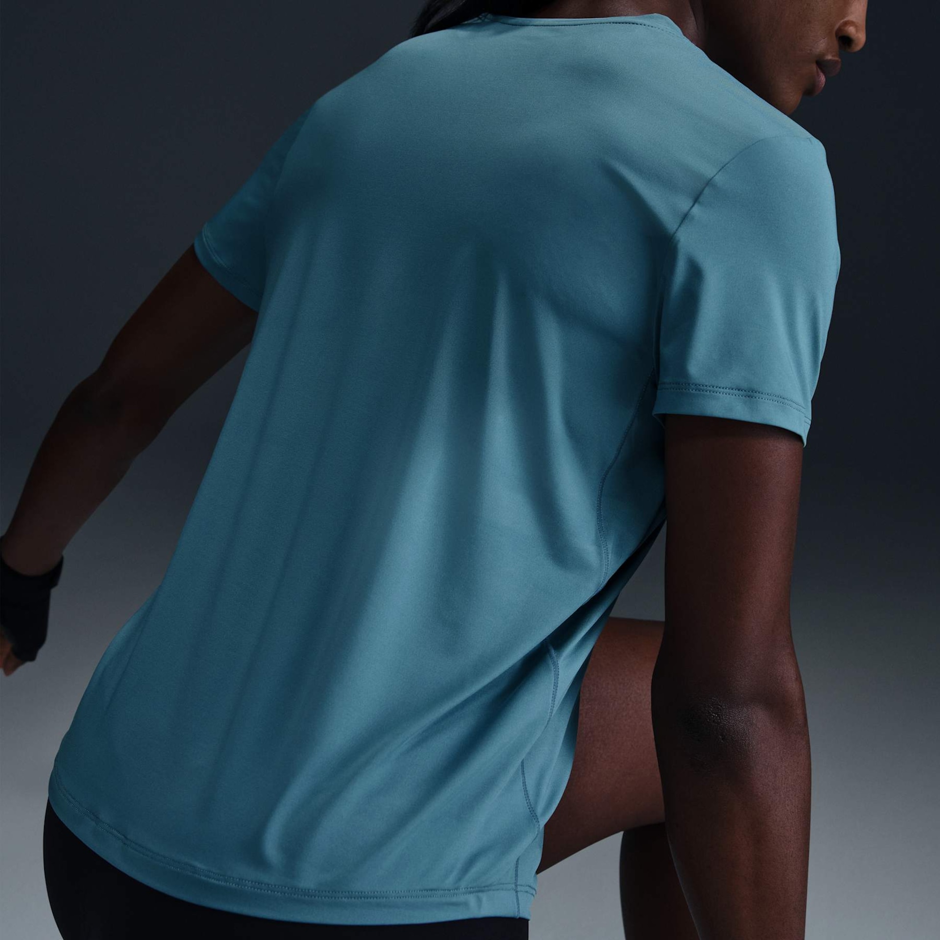 Camiseta Nike Dri-FIT One Feminina - Foto 2