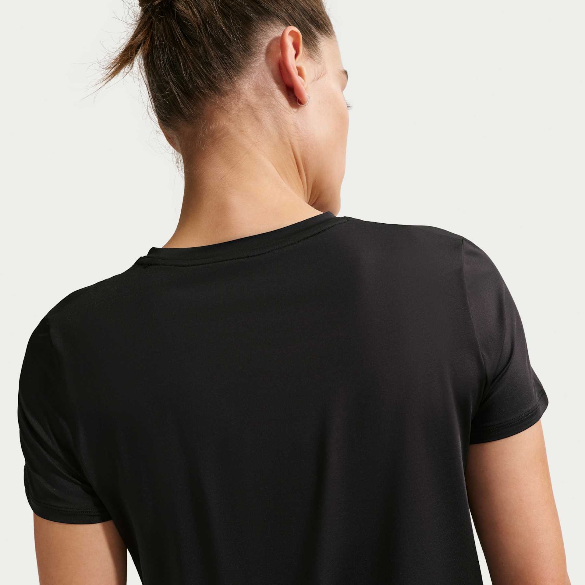 Camiseta Nike Dri-FIT One Feminina - Foto 2