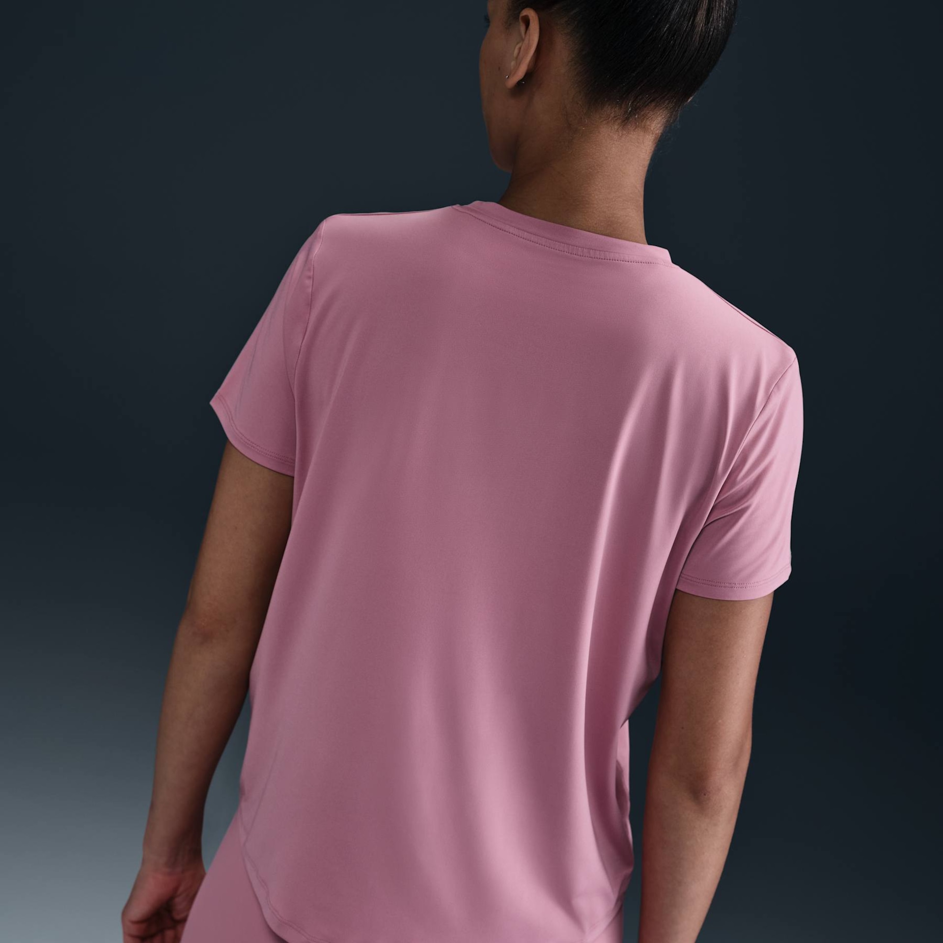 Camiseta Nike Dri-FIT One Feminina - Foto 2