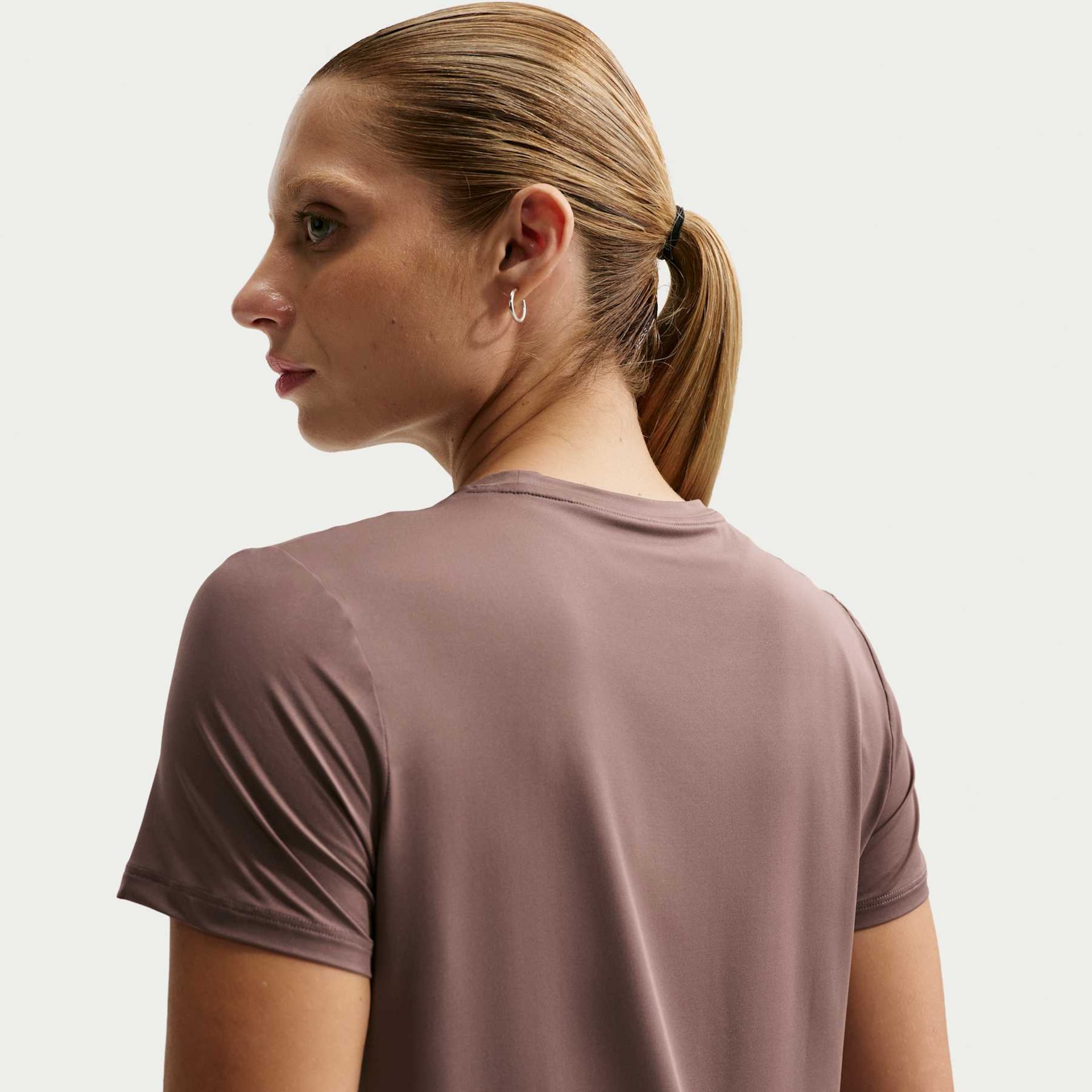 Camiseta Nike Dri-FIT One Feminina - Foto 2