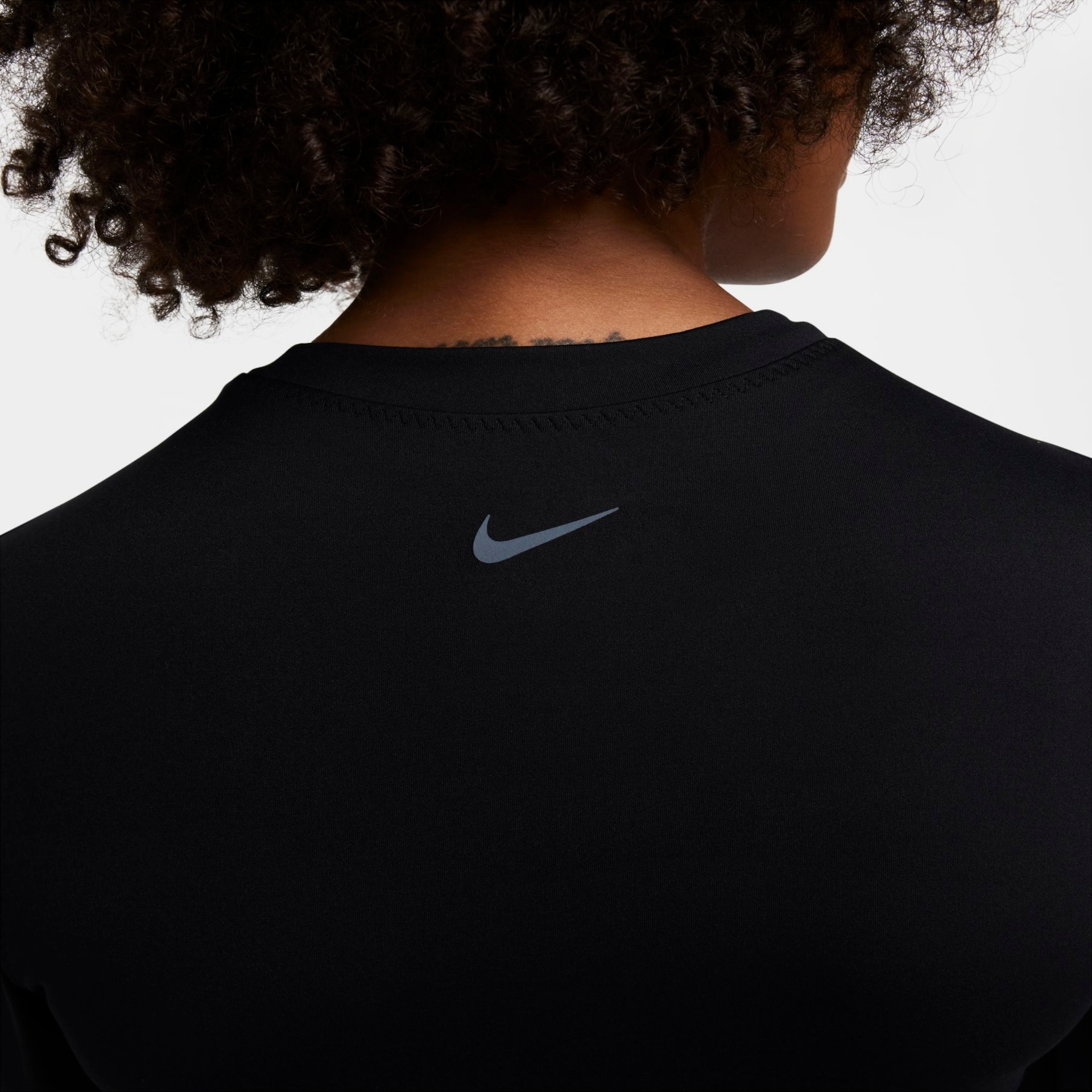 Camiseta Nike Dri-FIT One Feminina - Foto 4