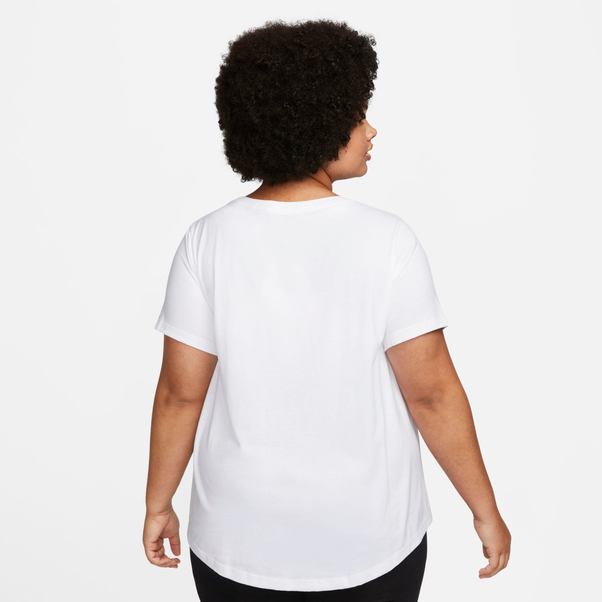 Plus Size - Camiseta Nike Sportswear Club Essentials Feminina - Foto 2