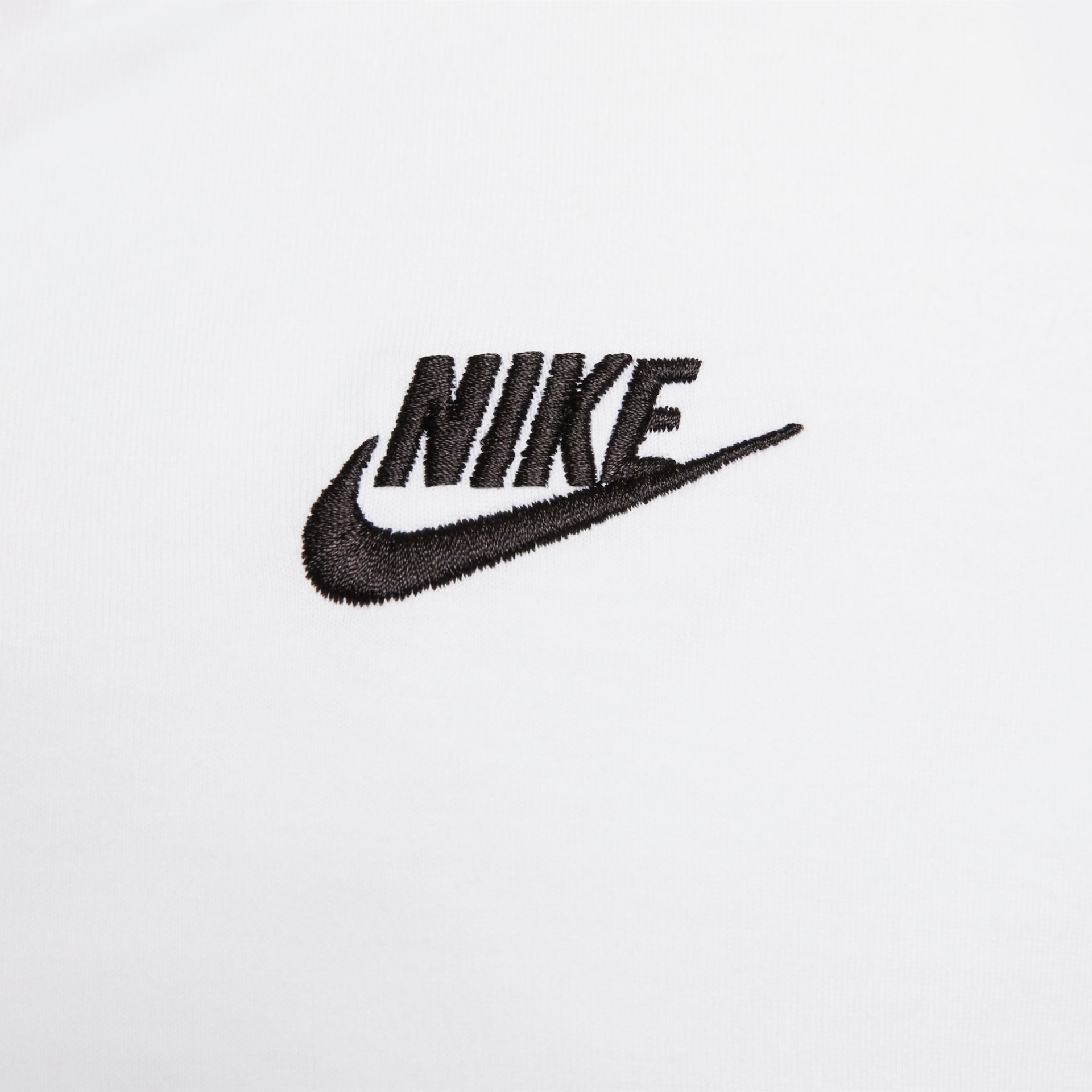 Plus Size - Camiseta Nike Sportswear Club Essentials Feminina - Foto 3