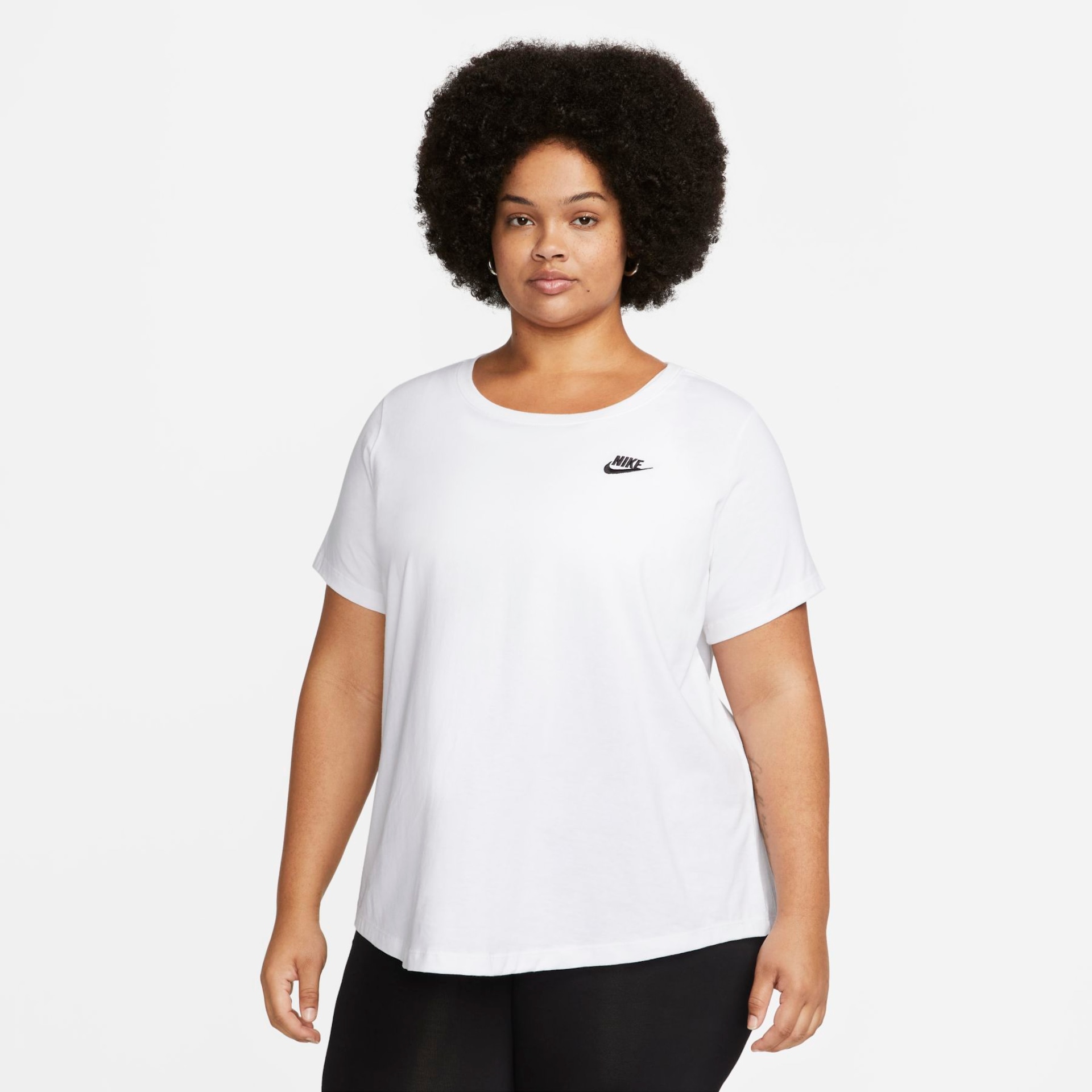 Plus Size - Camiseta Nike Sportswear Club Essentials Feminina - Foto 1