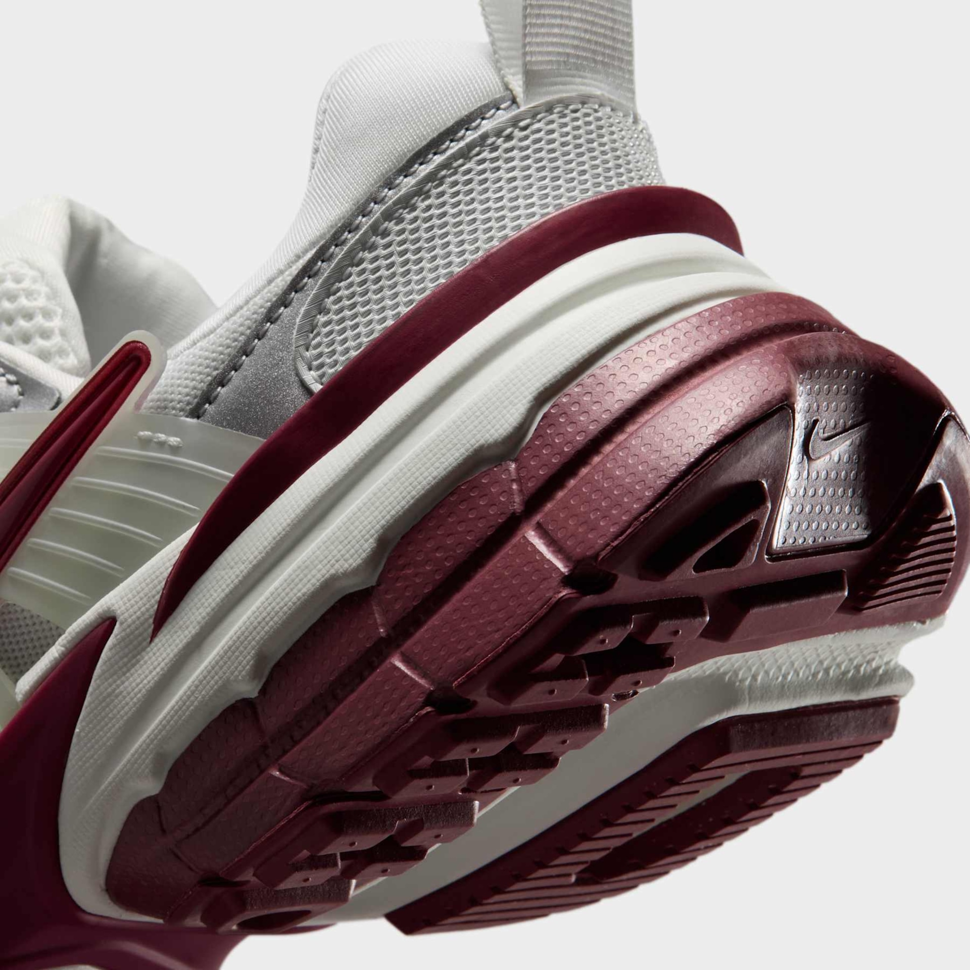 Tênis Nike V2K Run Feminino - Foto 8