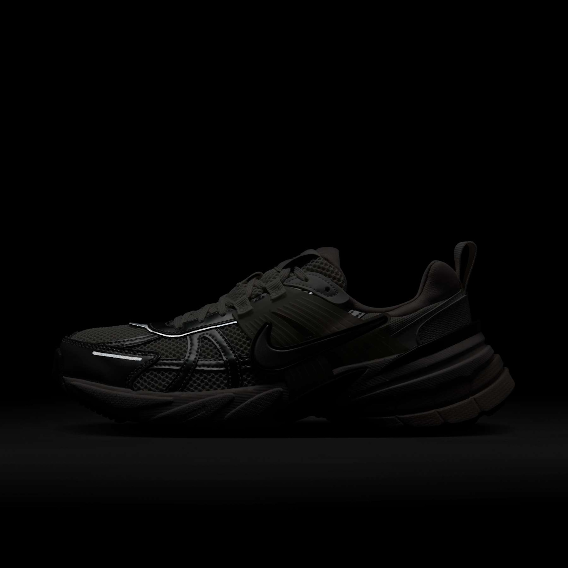 Tênis Nike V2K Run Feminino - Foto 10