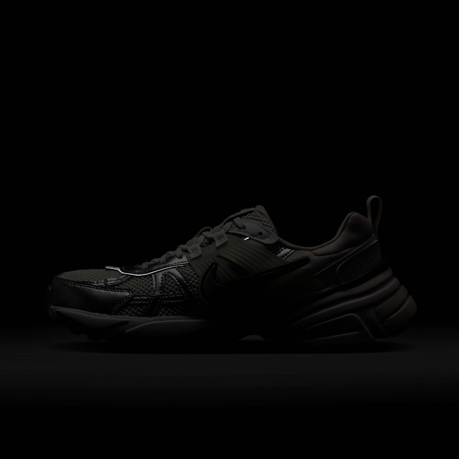 Tênis Nike V2K Run Feminino - Foto 11