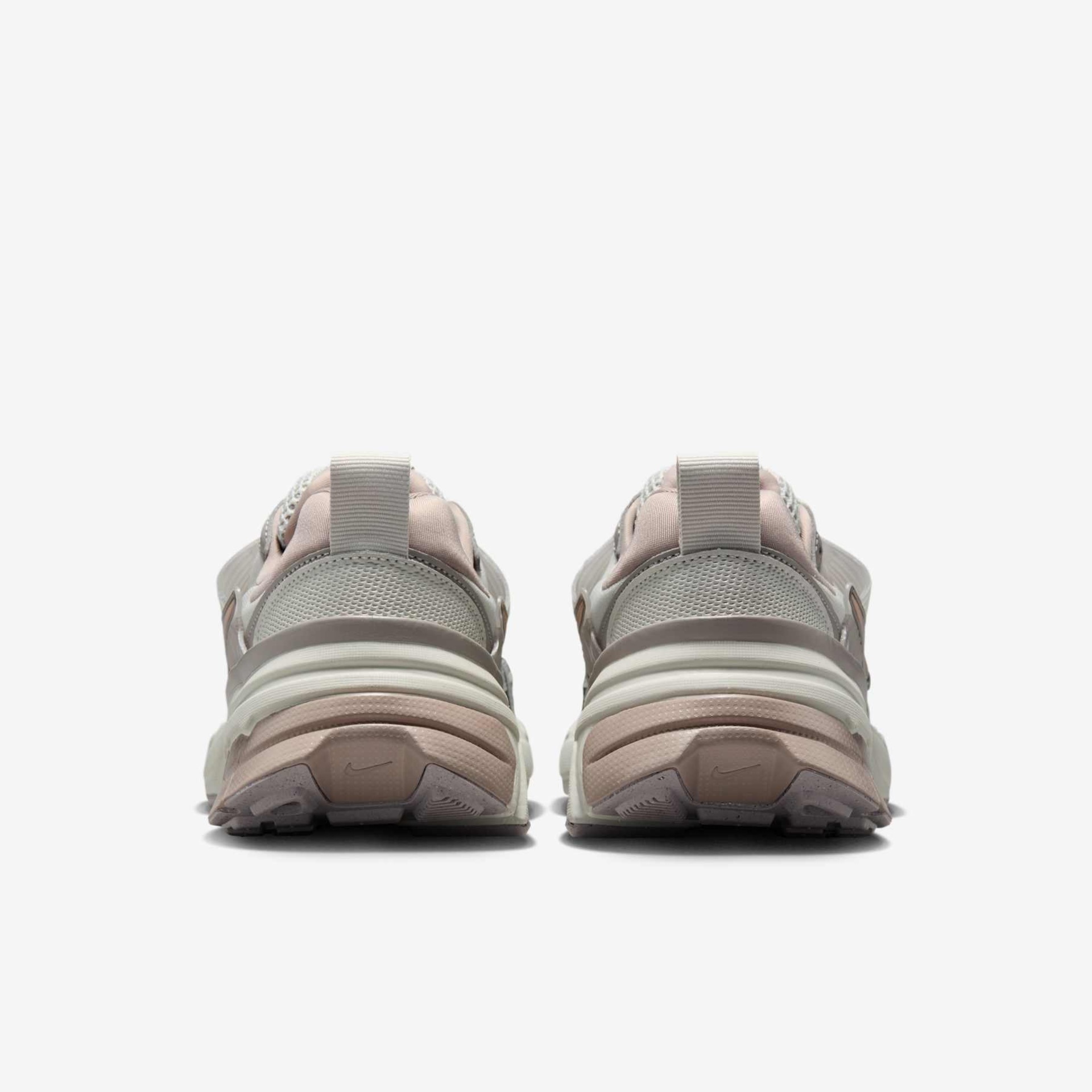 Tênis Nike V2K Run Feminino - Foto 6