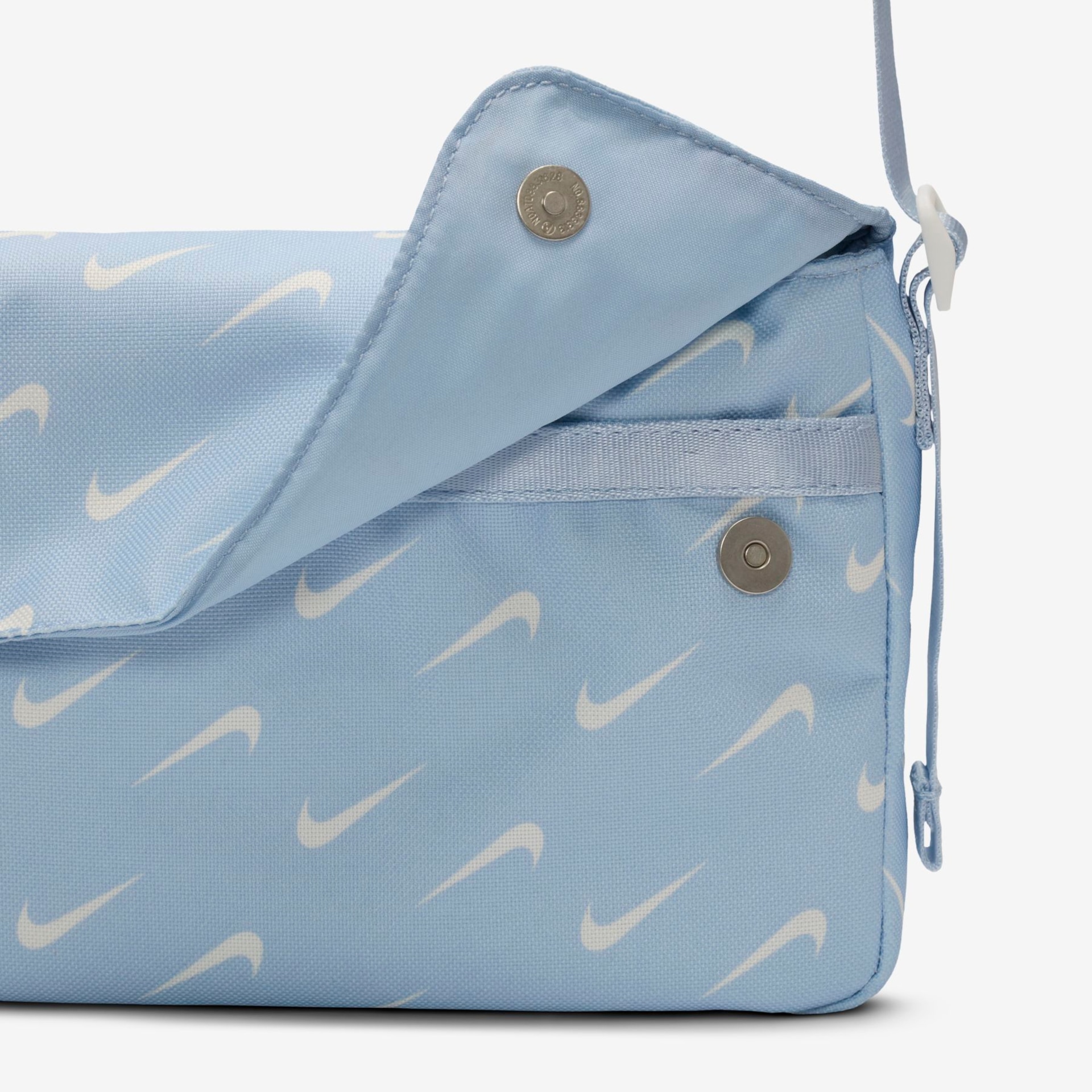 Bolsa Transversal Nike Sportswear Futura 365 Feminina - Foto 7