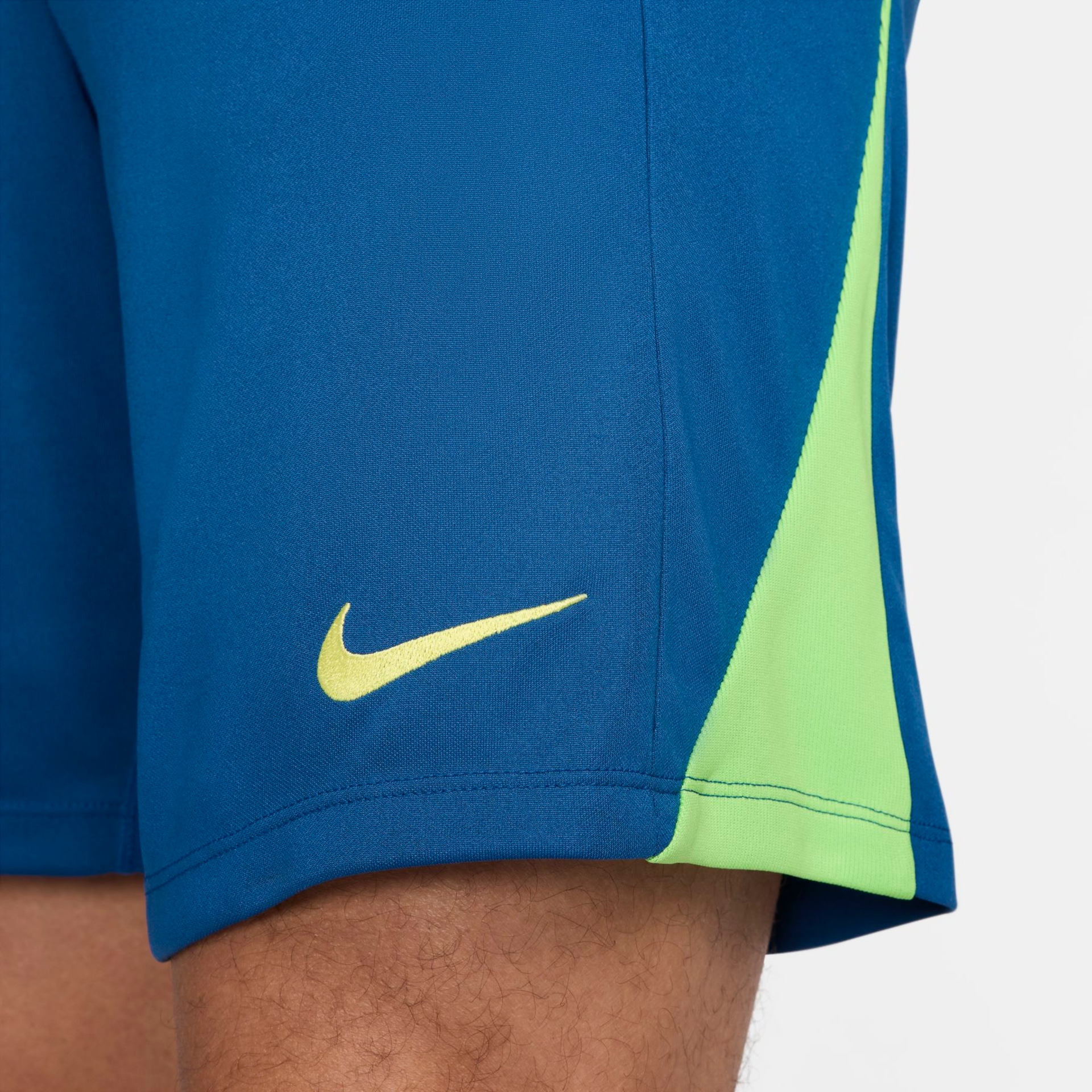 Shorts Nike Brasil Treino Dri-FIT Academy Pro Masculino - Foto 6