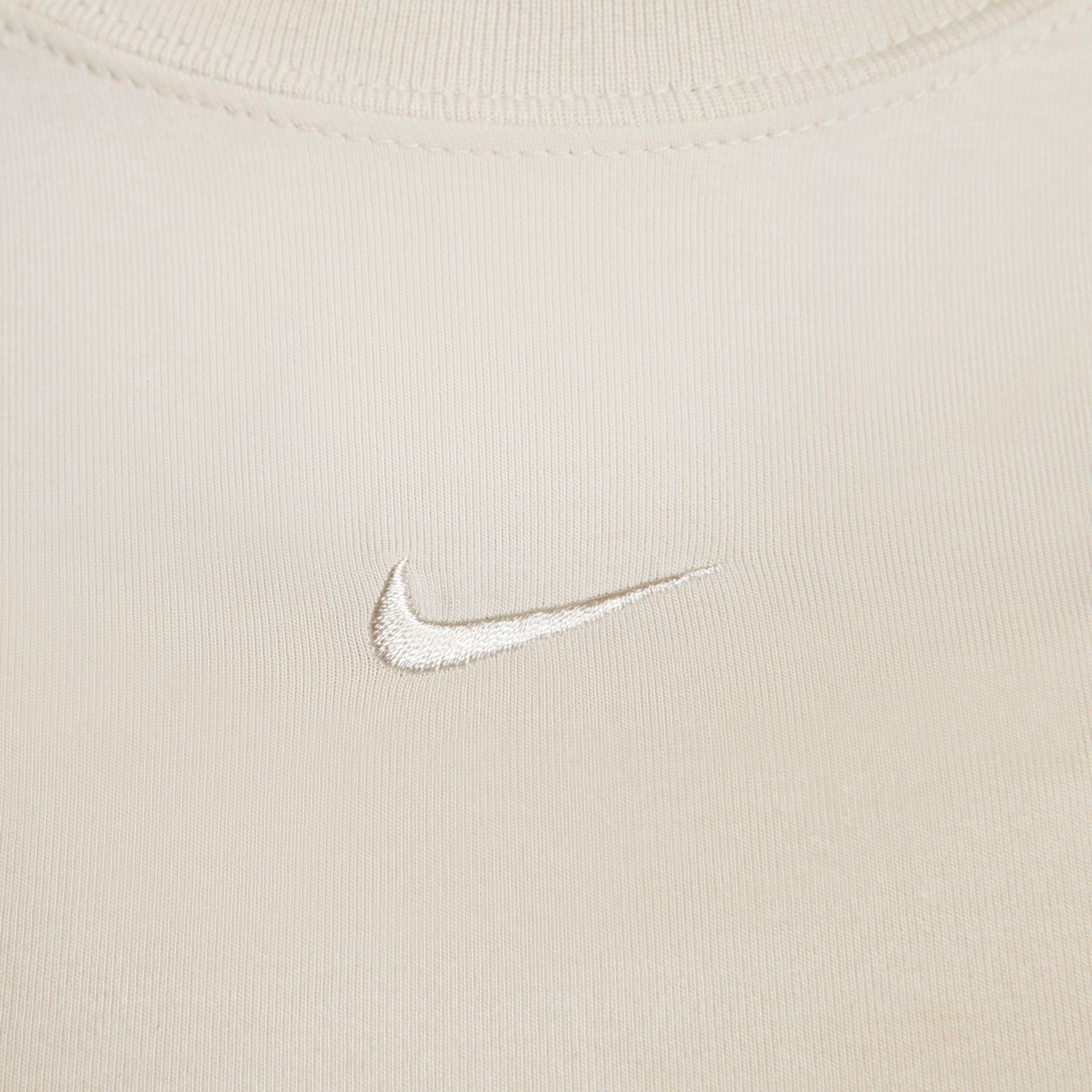 Camiseta Nike Sportswear Chill Knit Feminina - Foto 4