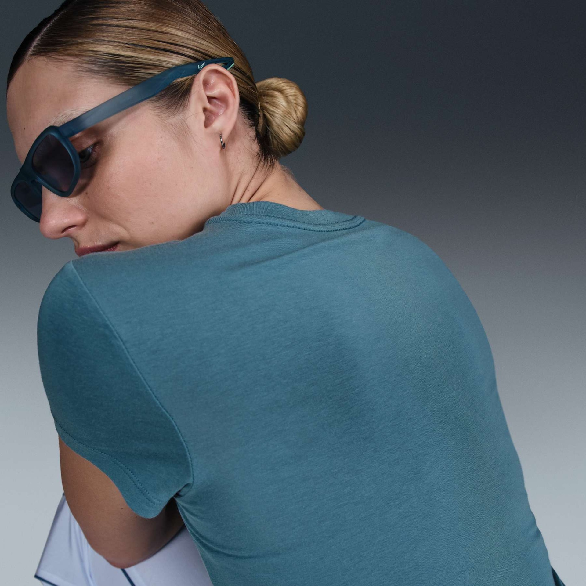 Camiseta Nike Sportswear Chill Knit Feminina - Foto 2