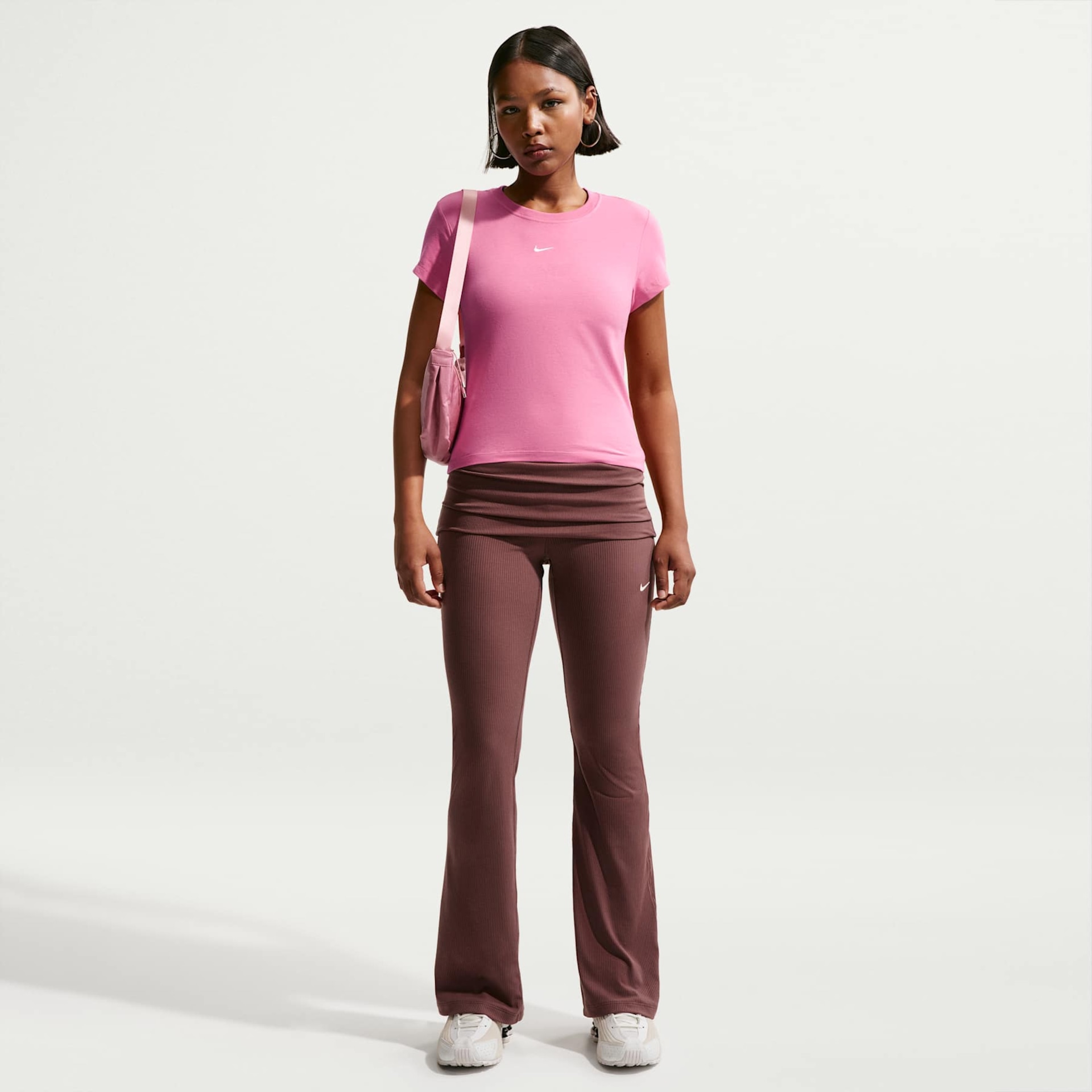 Camiseta Nike Sportswear Chill Knit Feminina - Foto 4