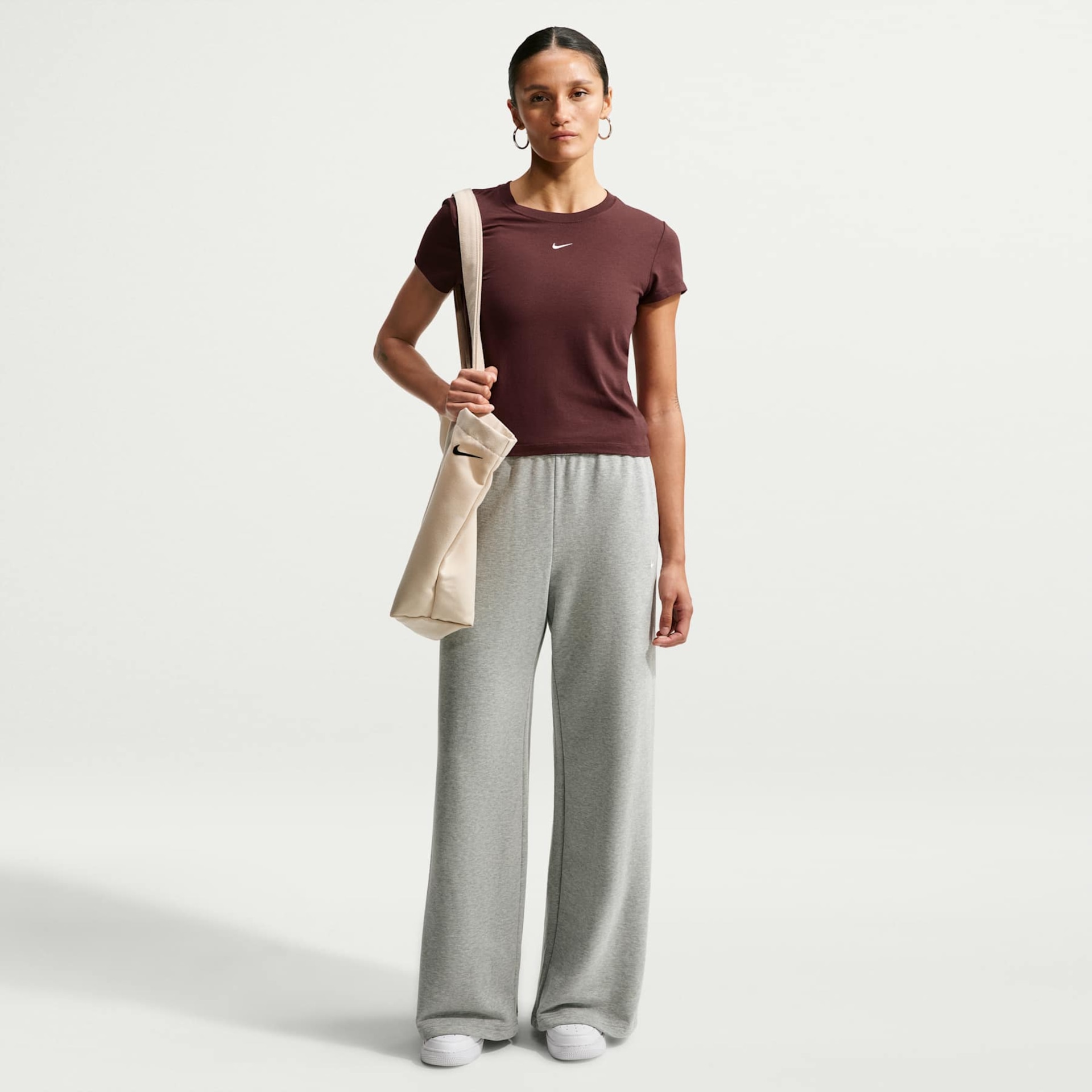 Camiseta Nike Sportswear Chill Knit Feminina - Foto 4