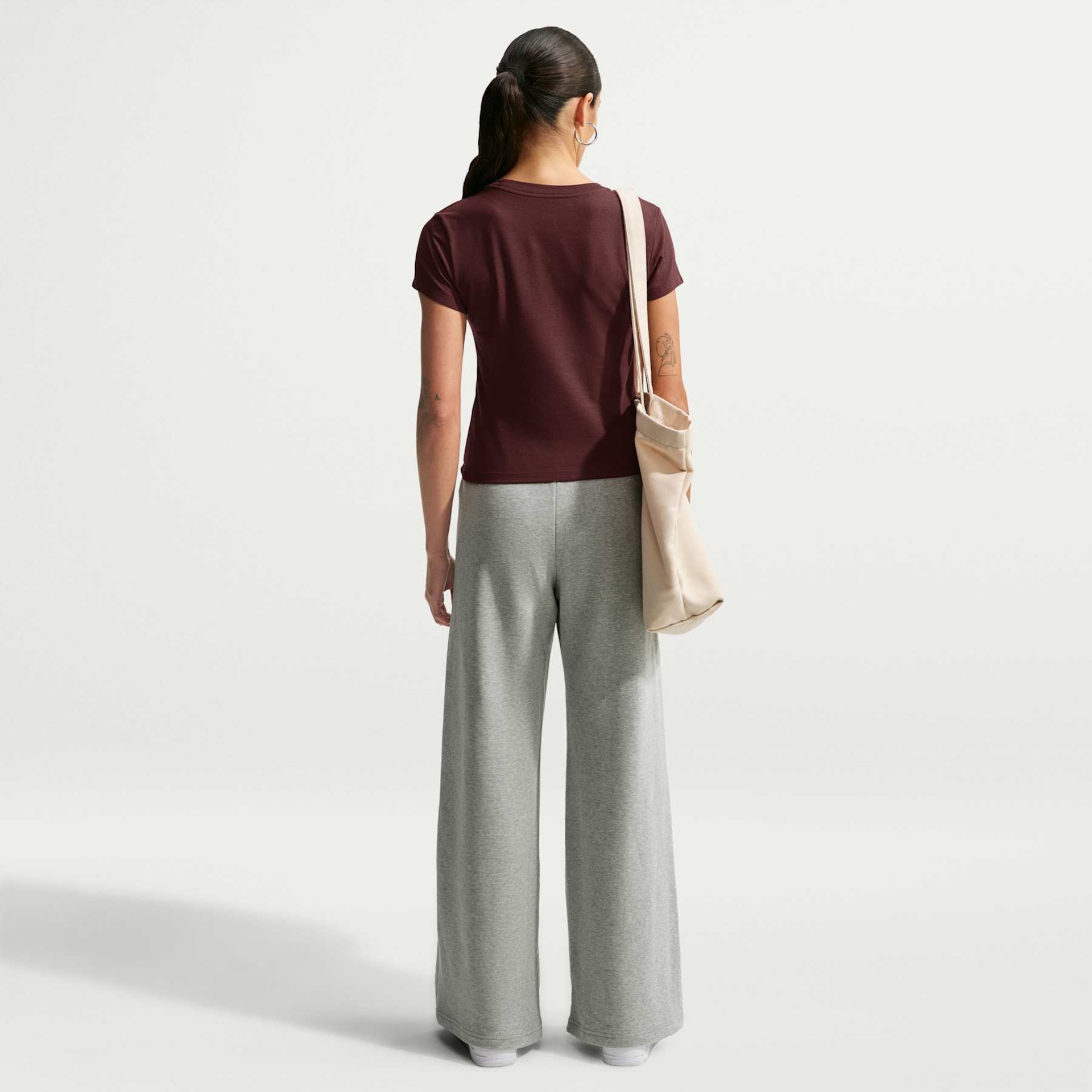 Camiseta Nike Sportswear Chill Knit Feminina - Foto 5