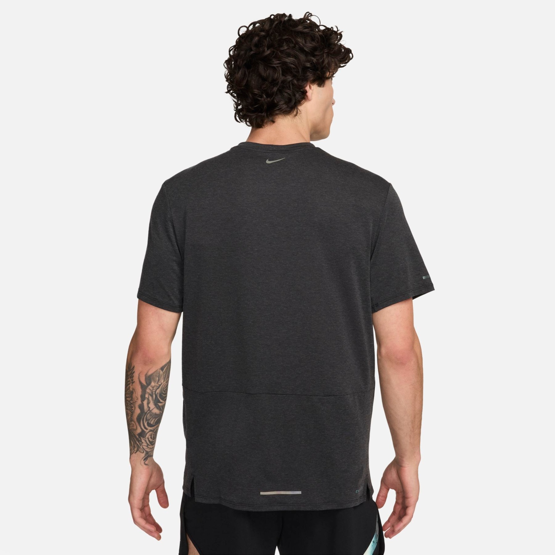 Camiseta Nike Dri-FIT Rise 365 Masculina - Foto 2