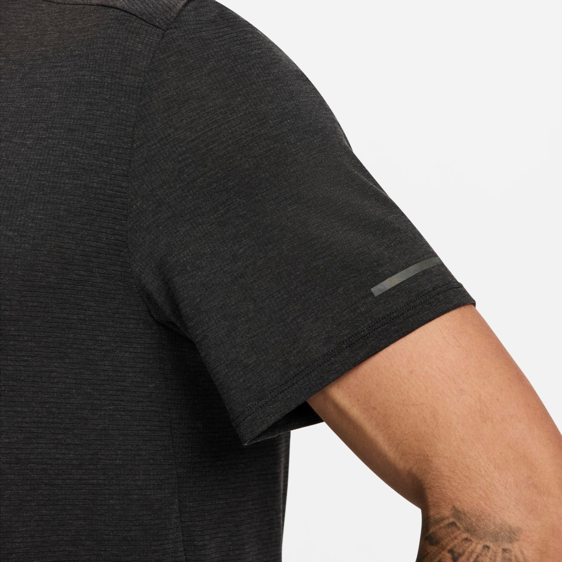 Camiseta Nike Dri-FIT Rise 365 Masculina - Foto 4