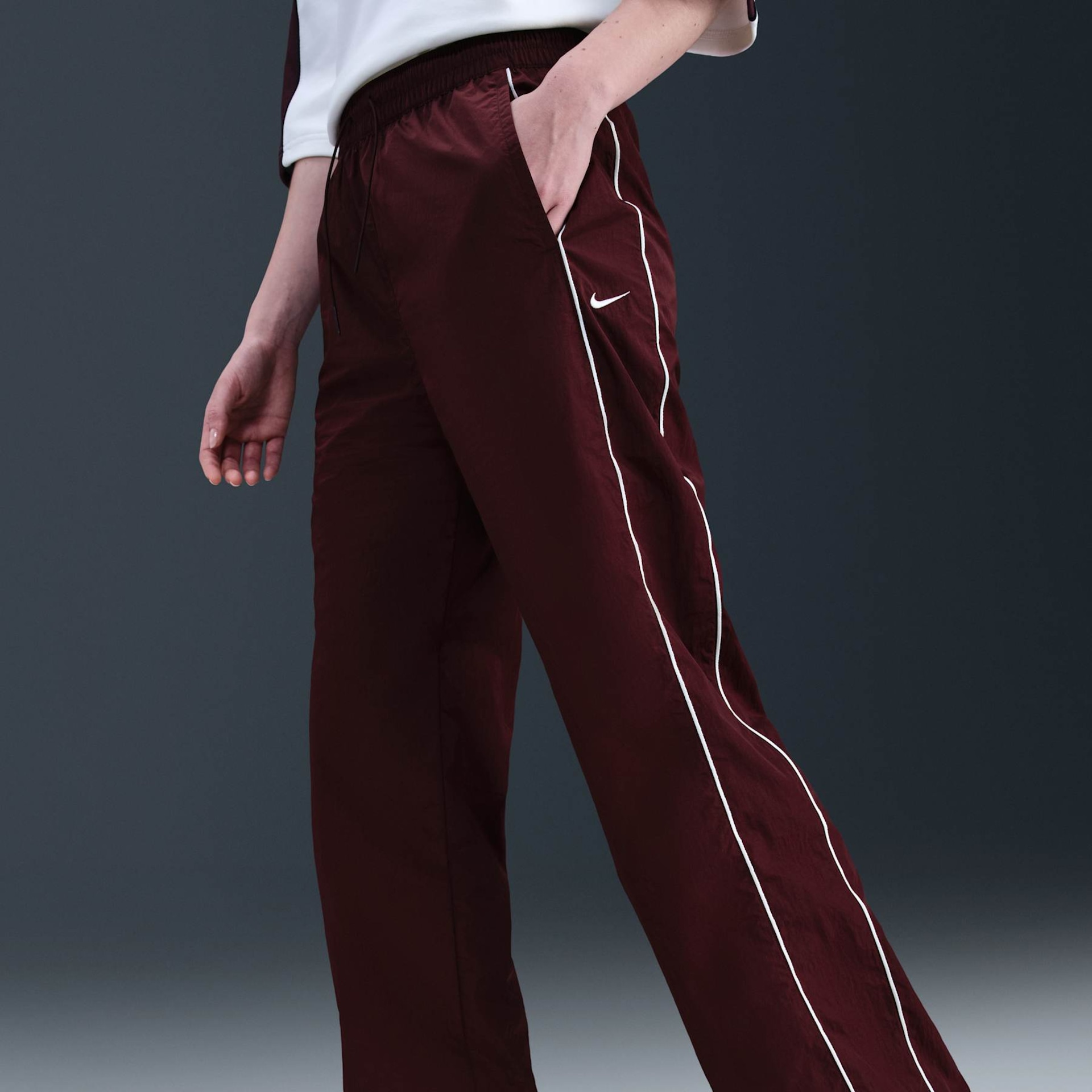 Calça Nike Sportswear Woven Feminina - Foto 2