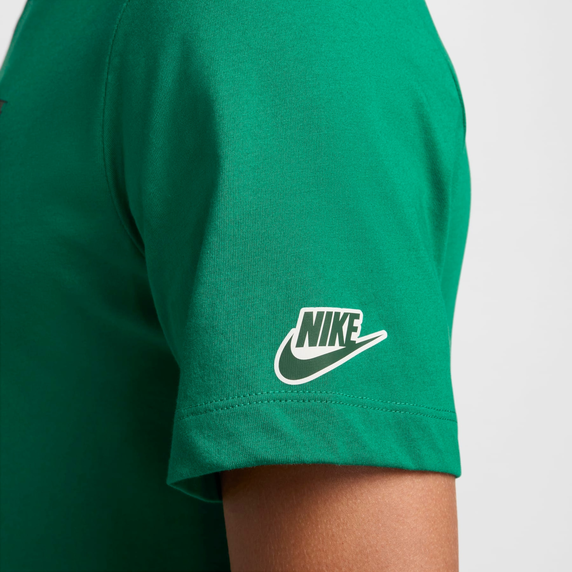 Camiseta Nike Sportswear Essentials Masculina - Foto 4