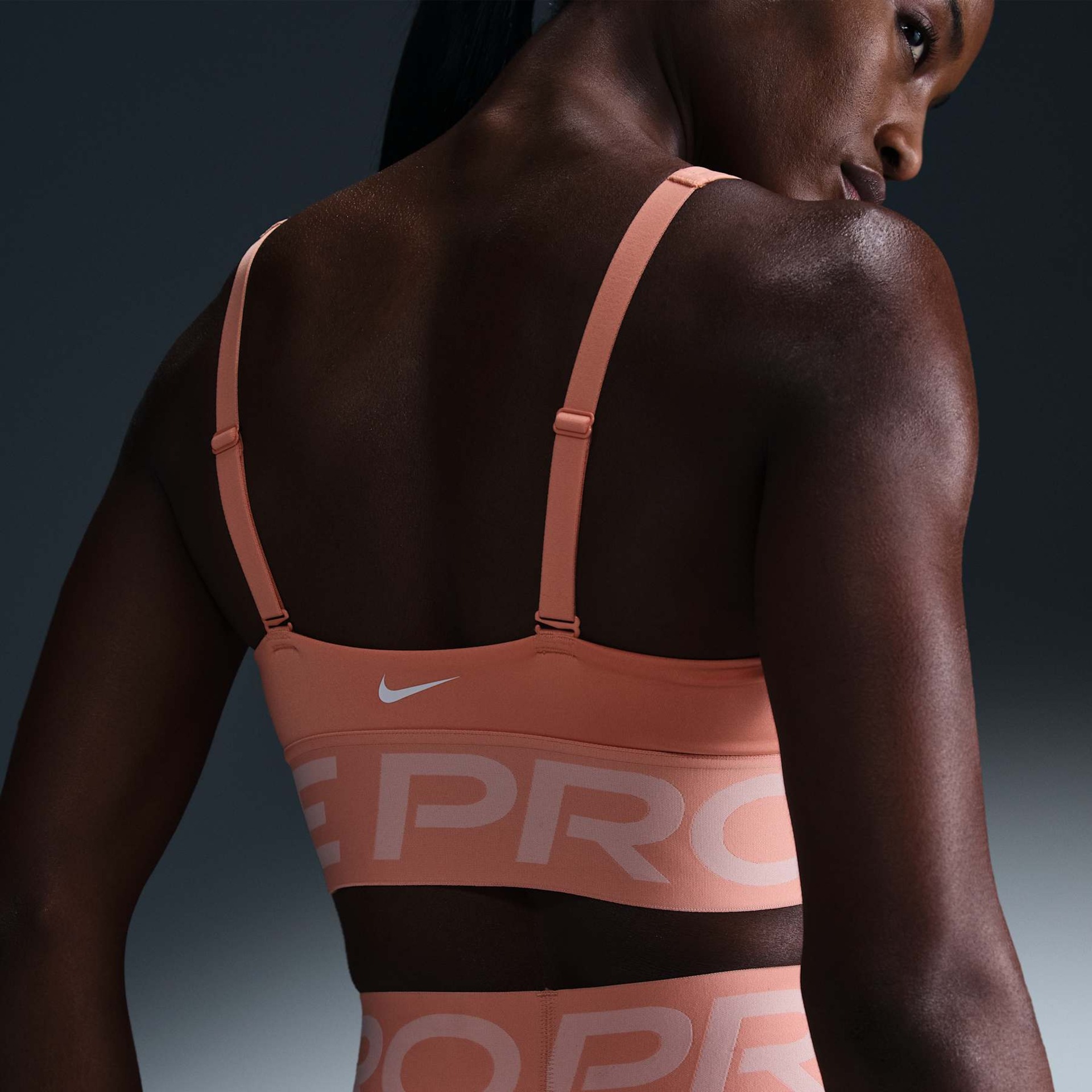 Top Nike Pro Indy Plunge Feminino - Foto 2