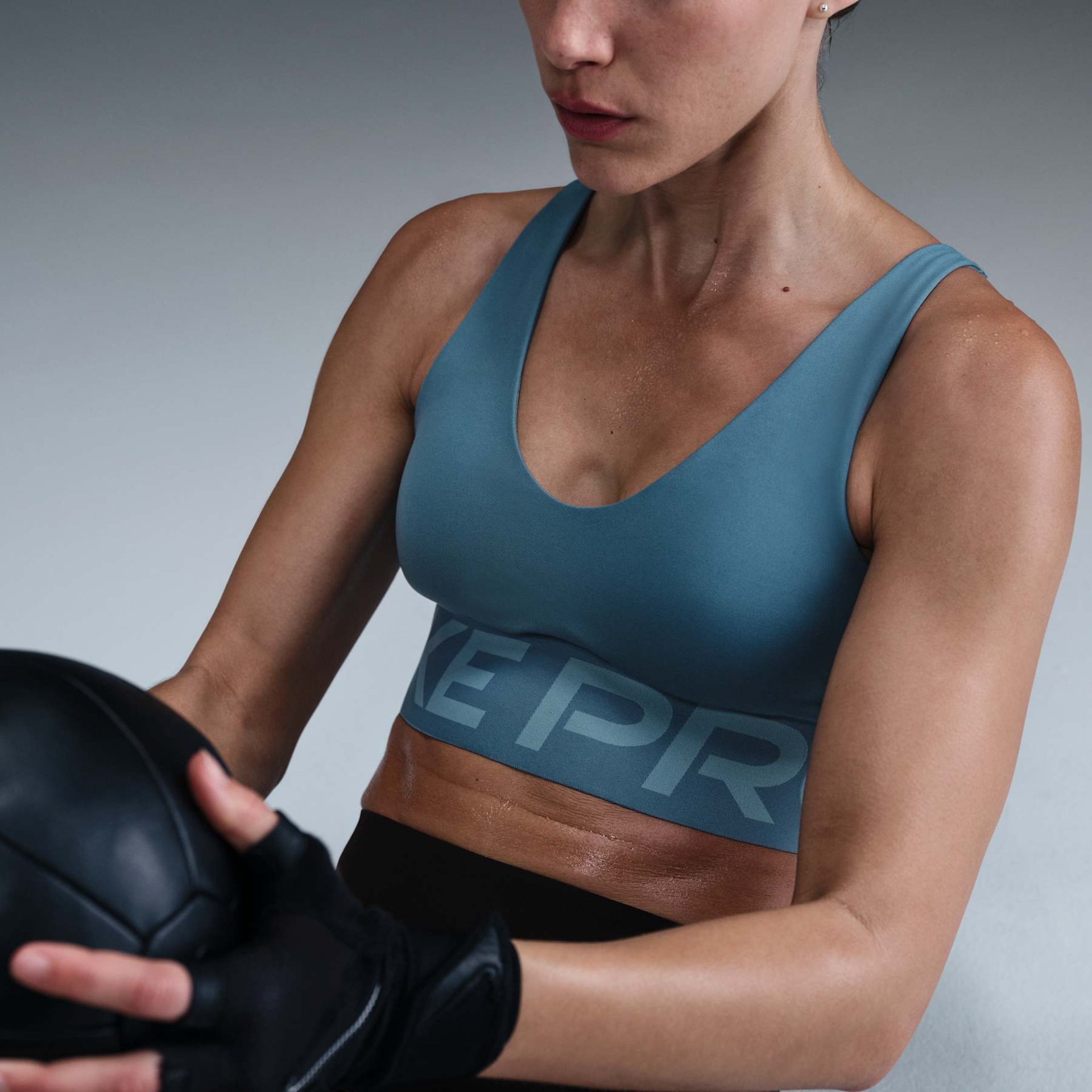 Top Nike Pro Indy Plunge Feminino - Foto 3