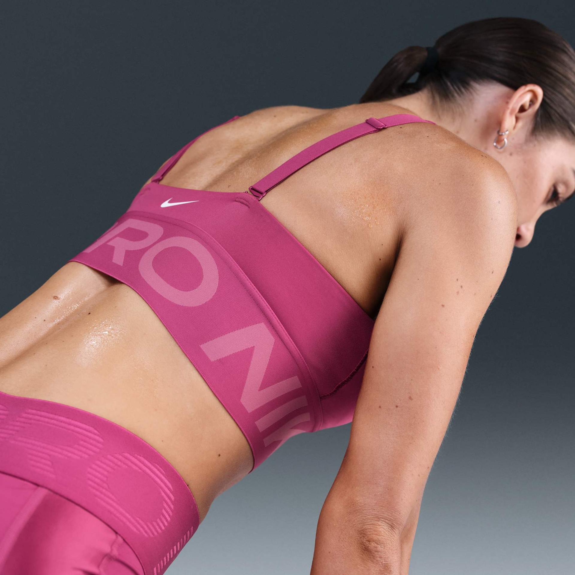 Top Nike Pro Indy Plunge Feminino - Foto 2