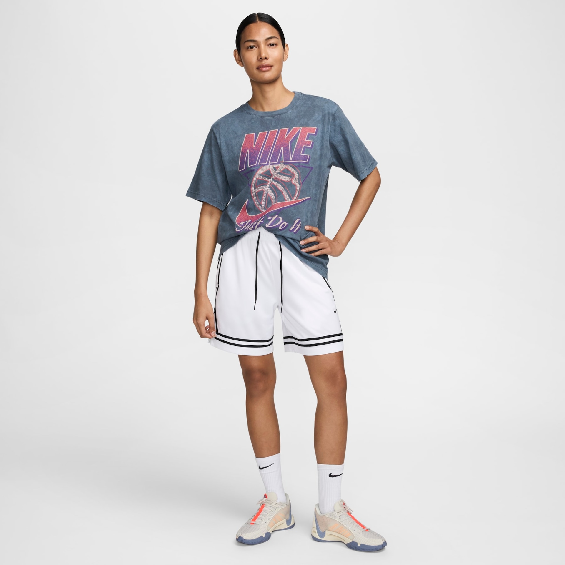 Camiseta Nike Sportswear Essentials Feminina - Foto 4