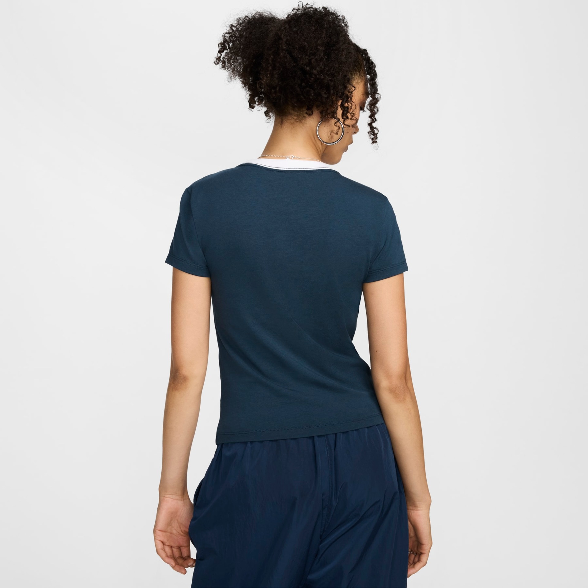 Camiseta Nike Sportswear Challenger Feminina - Foto 2