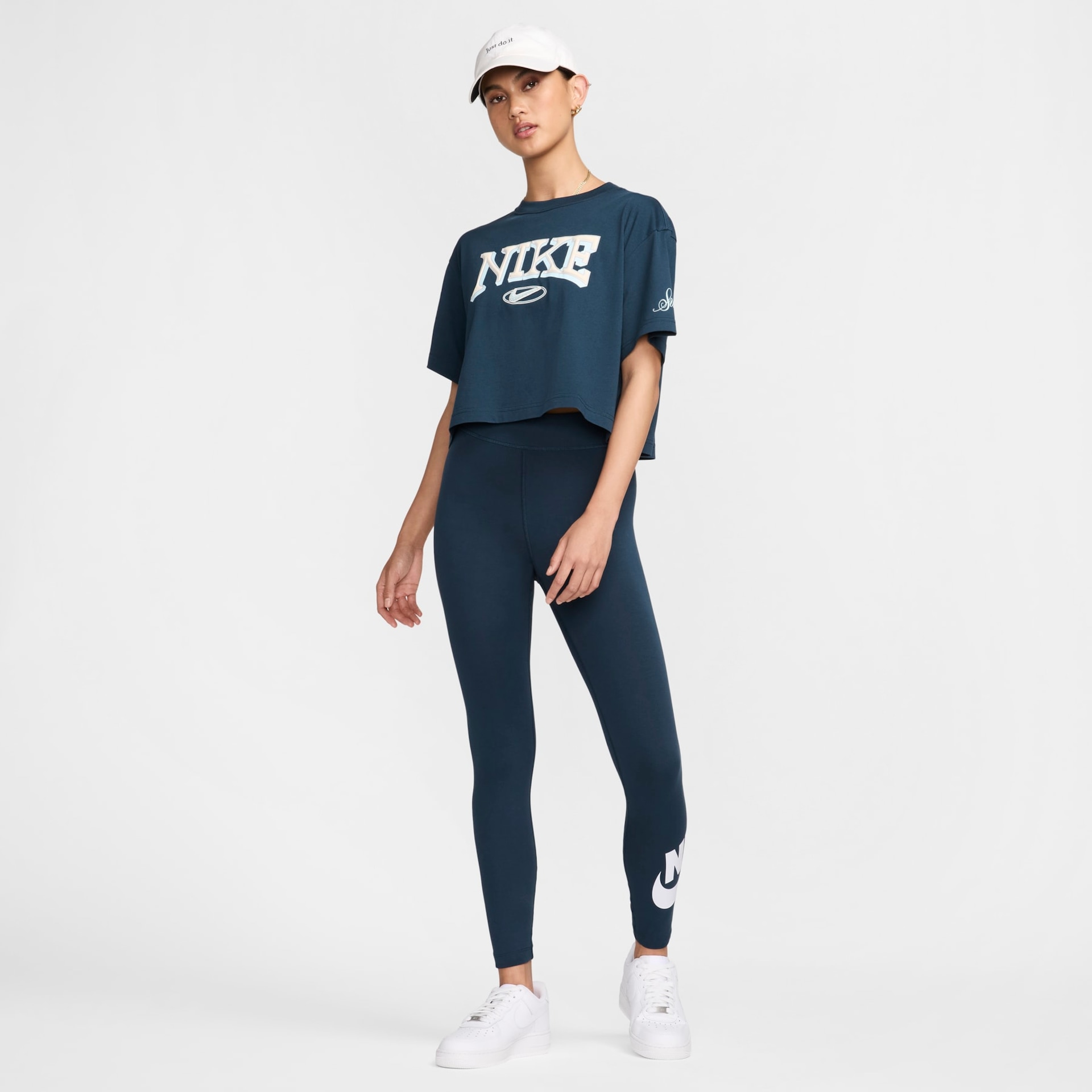 Camiseta Nike Sportswear Classic Feminina - Foto 6