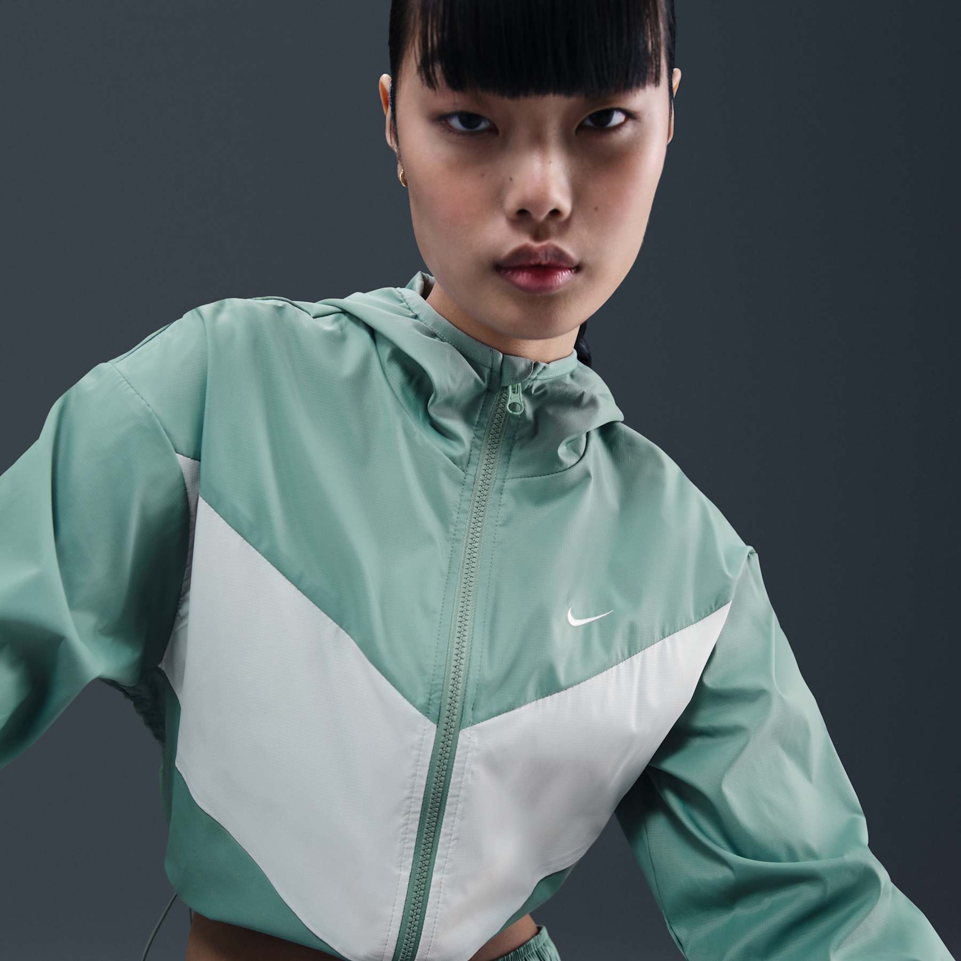 Jaqueta Nike Sportswear Windrunner Feminina - Foto 3
