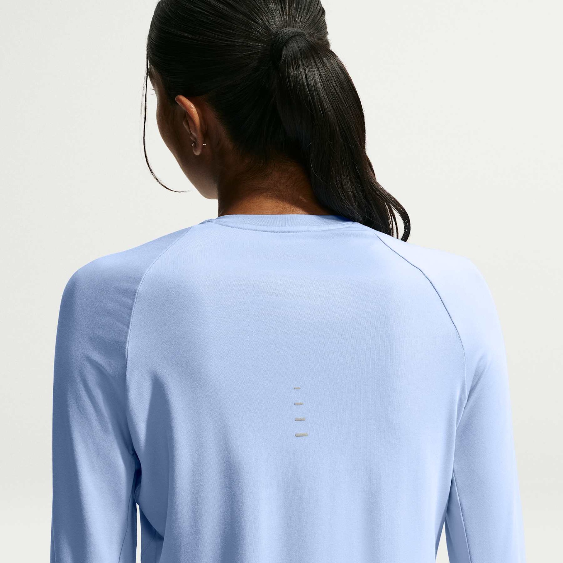 Camiseta Dri-FIT Nike Manga Longa Swift Crew Feminina - Foto 2