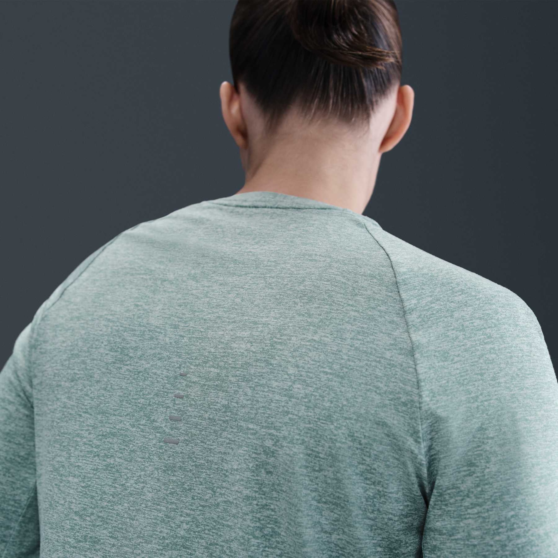 Camiseta Nike Dri-FIT Swift Crew Feminina - Foto 2