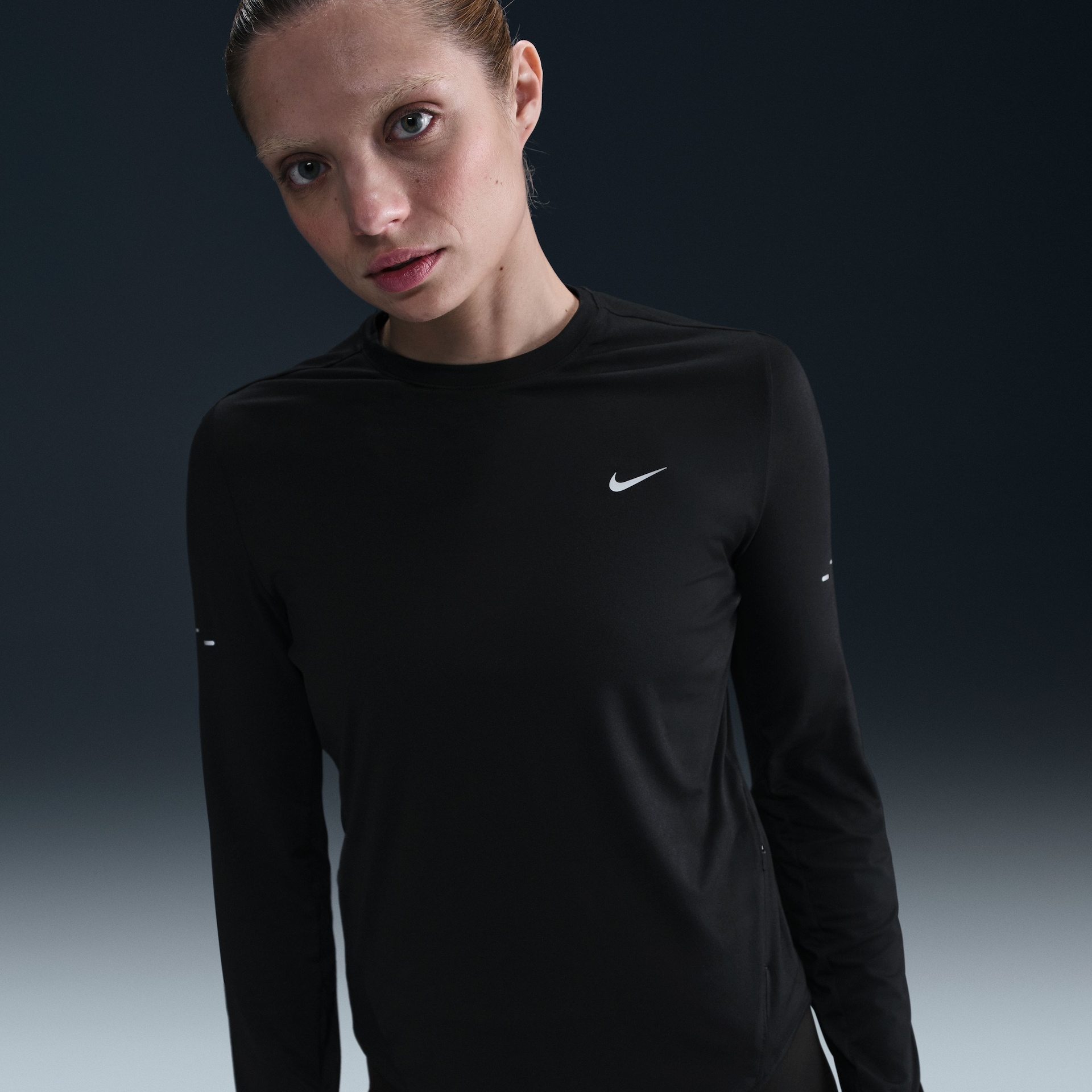 Camiseta Nike Dri-FIT Swift Crew Feminina - Foto 4