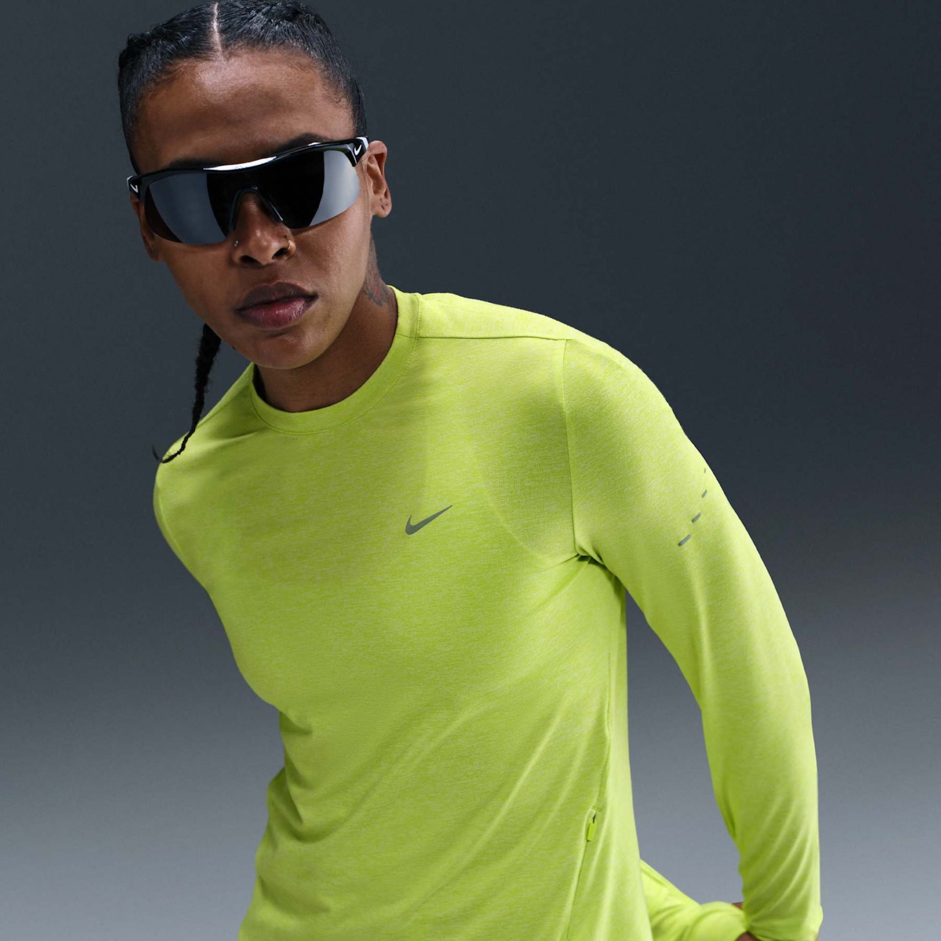 Camiseta Nike Dri-FIT Swift Crew Feminina - Foto 1