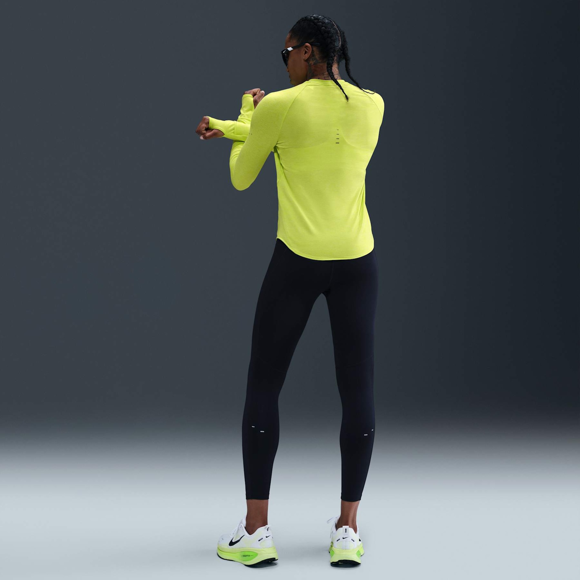 Camiseta Nike Dri-FIT Swift Crew Feminina - Foto 5