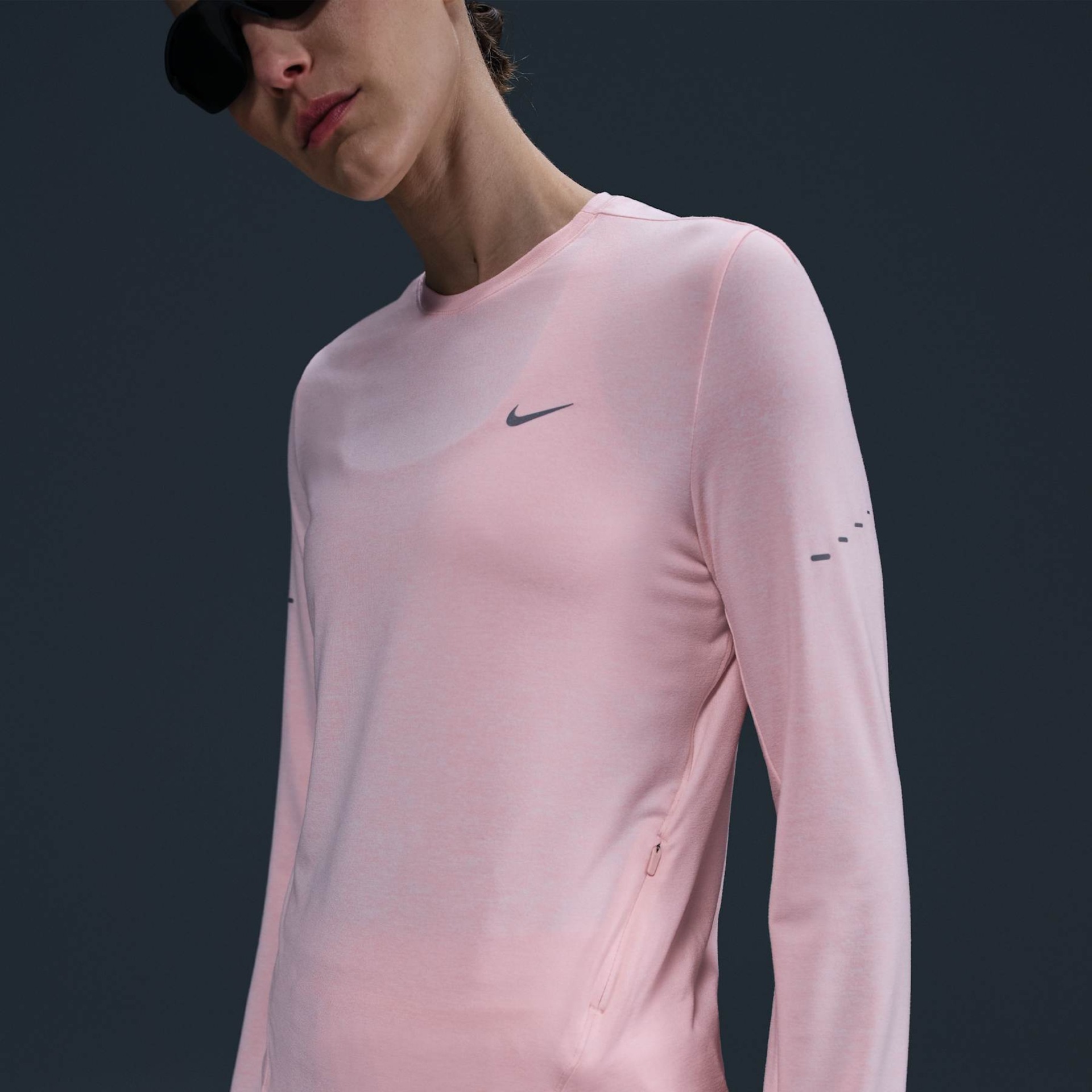Camiseta Nike Dri-FIT Swift Crew Feminina - Foto 6