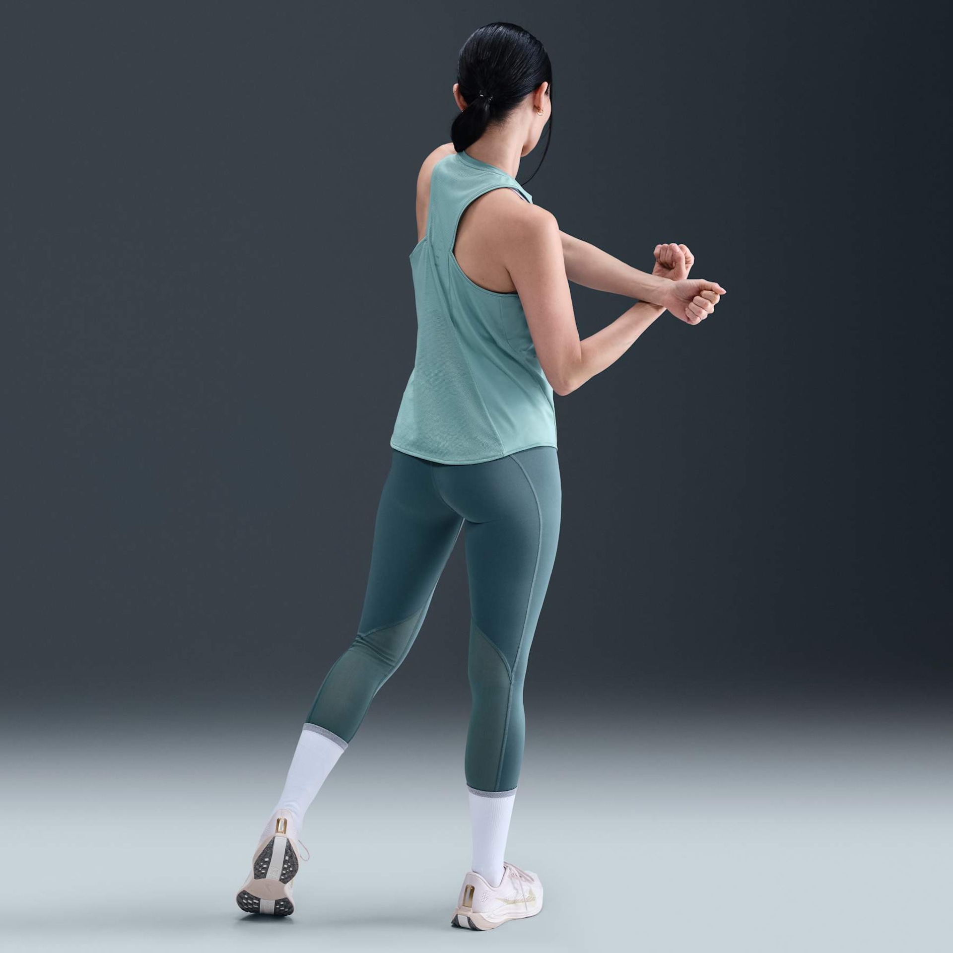 Regata Nike Dri-FIT Run Swift Feminina - Foto 5