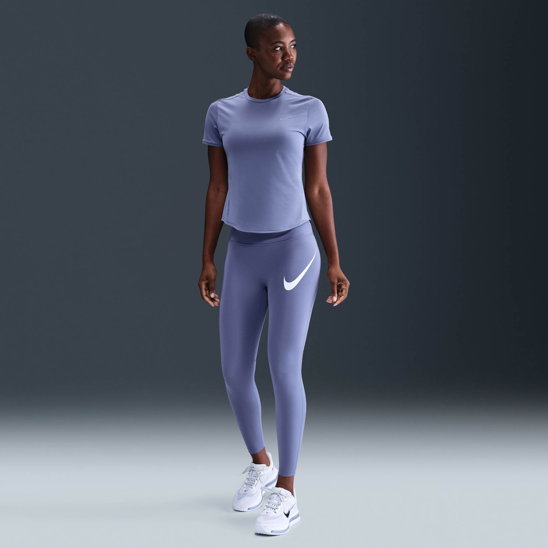 Camiseta Nike Dri-FIT Swift Feminina - Foto 4