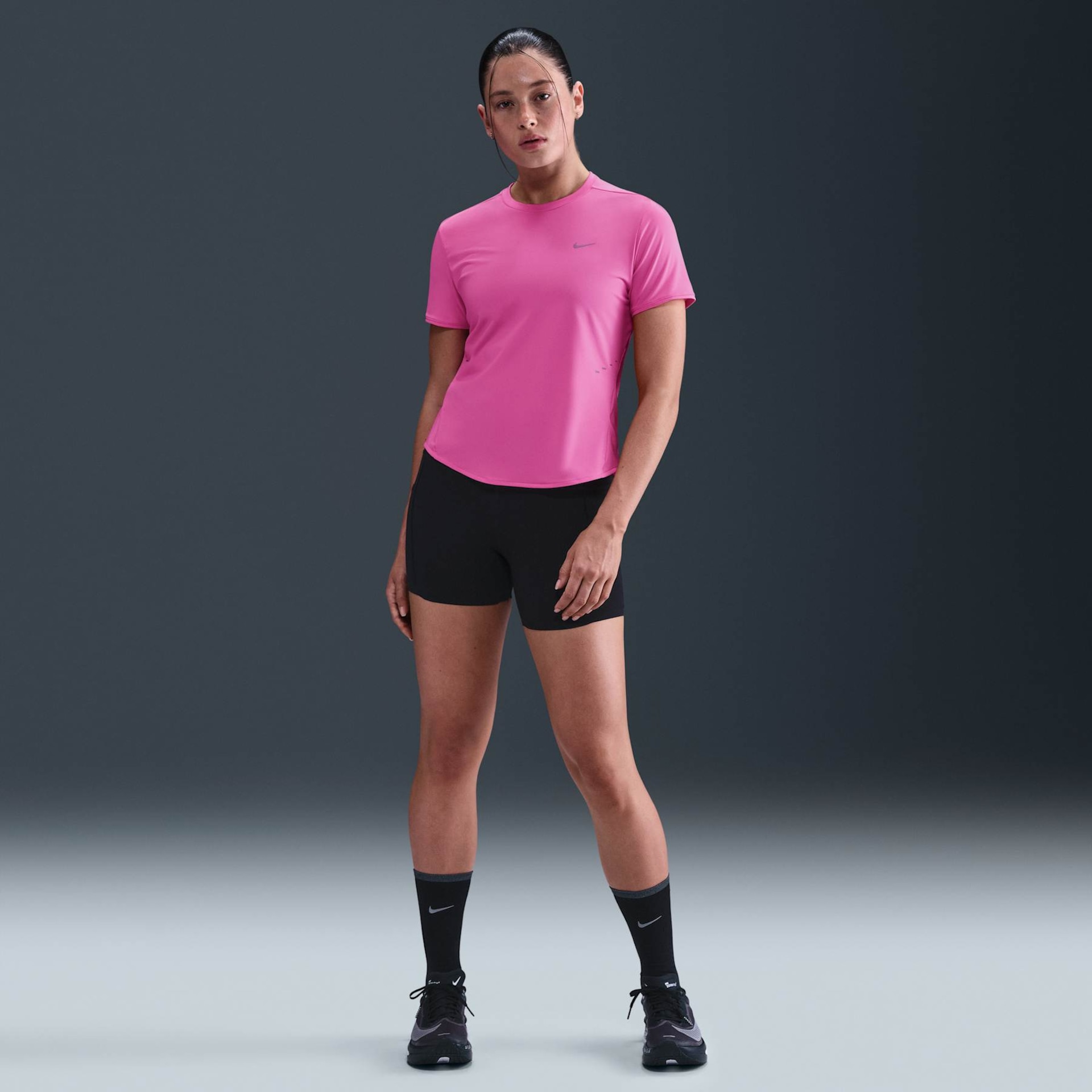Camiseta Nike Dri-FIT Swift Feminina - Foto 4