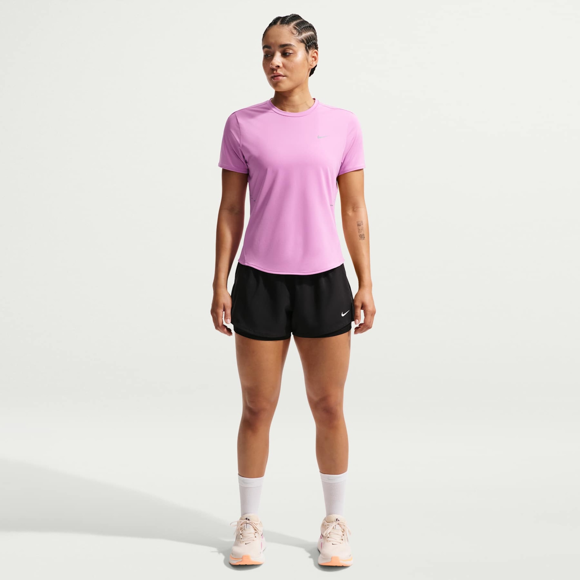 Camiseta Nike Dri-FIT Swift Feminina - Foto 4