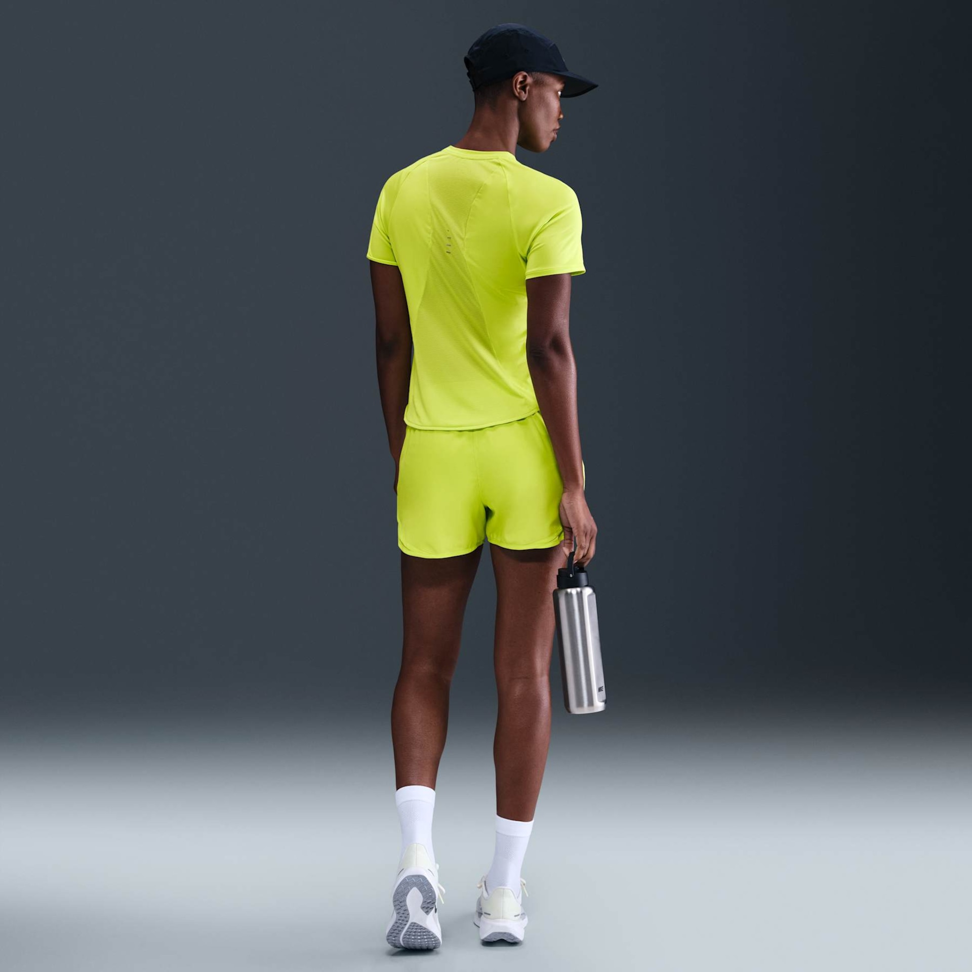 Camiseta Nike Dri-FIT Swift Feminina - Foto 5