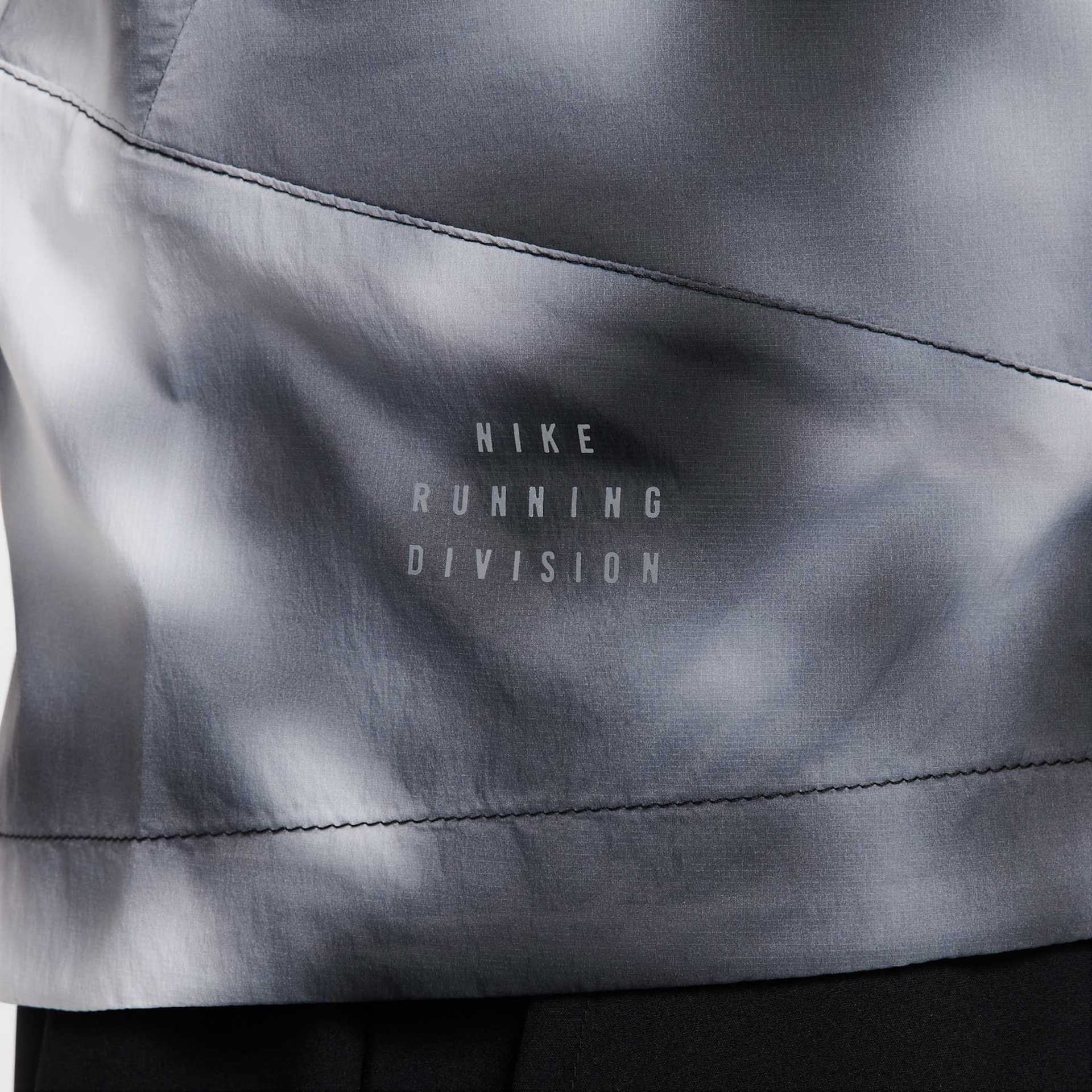 Jaqueta Nike Running Division UV Masculina - Foto 5
