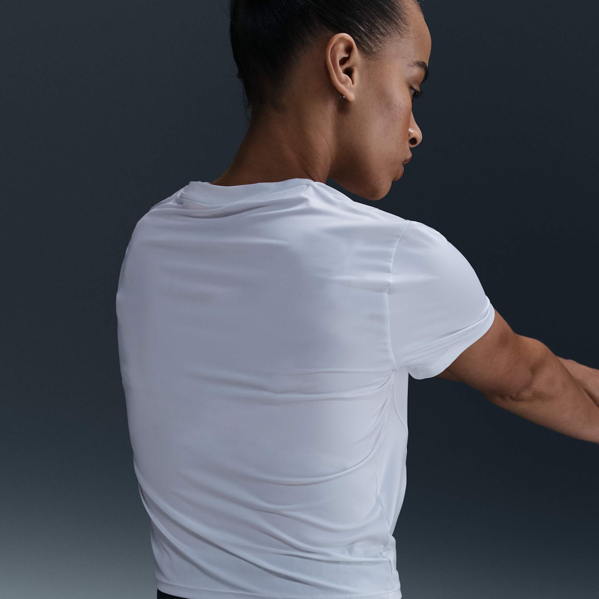 Camiseta Nike One Classic Cropped Feminina - Foto 2