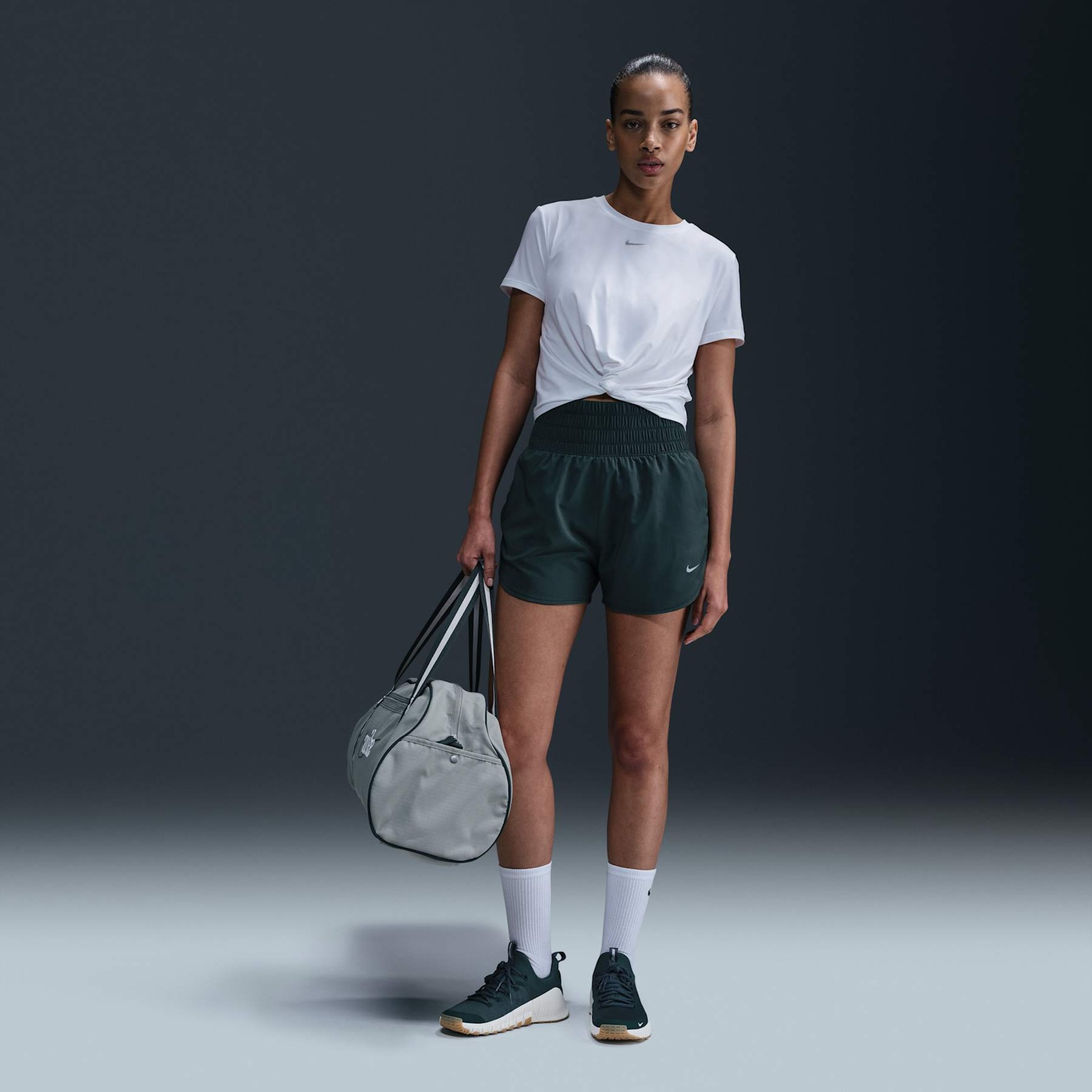 Camiseta Nike One Classic Cropped Feminina - Foto 4