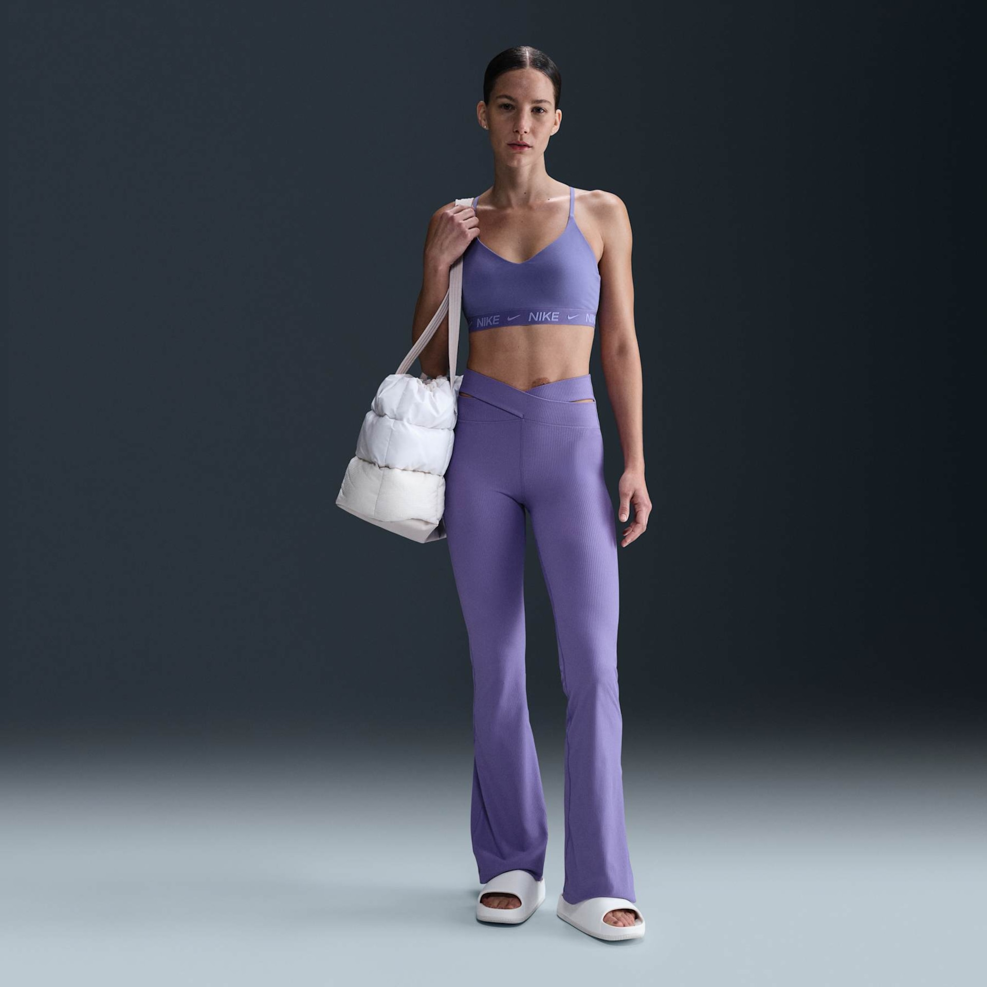 Calça Nike Zenvy Flare Feminina - Foto 1