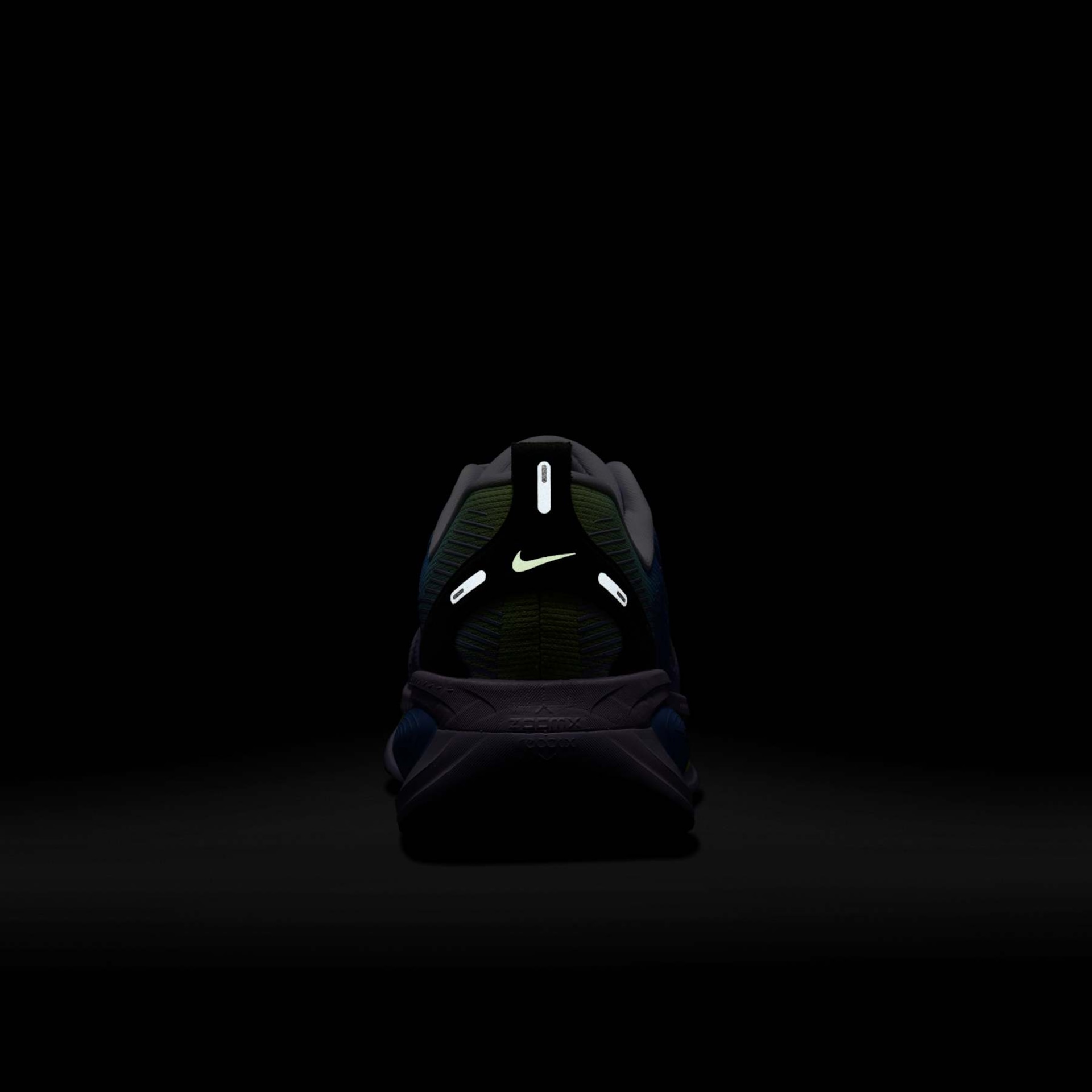 Tênis Nike Vomero 18 SE Feminino - Foto 9