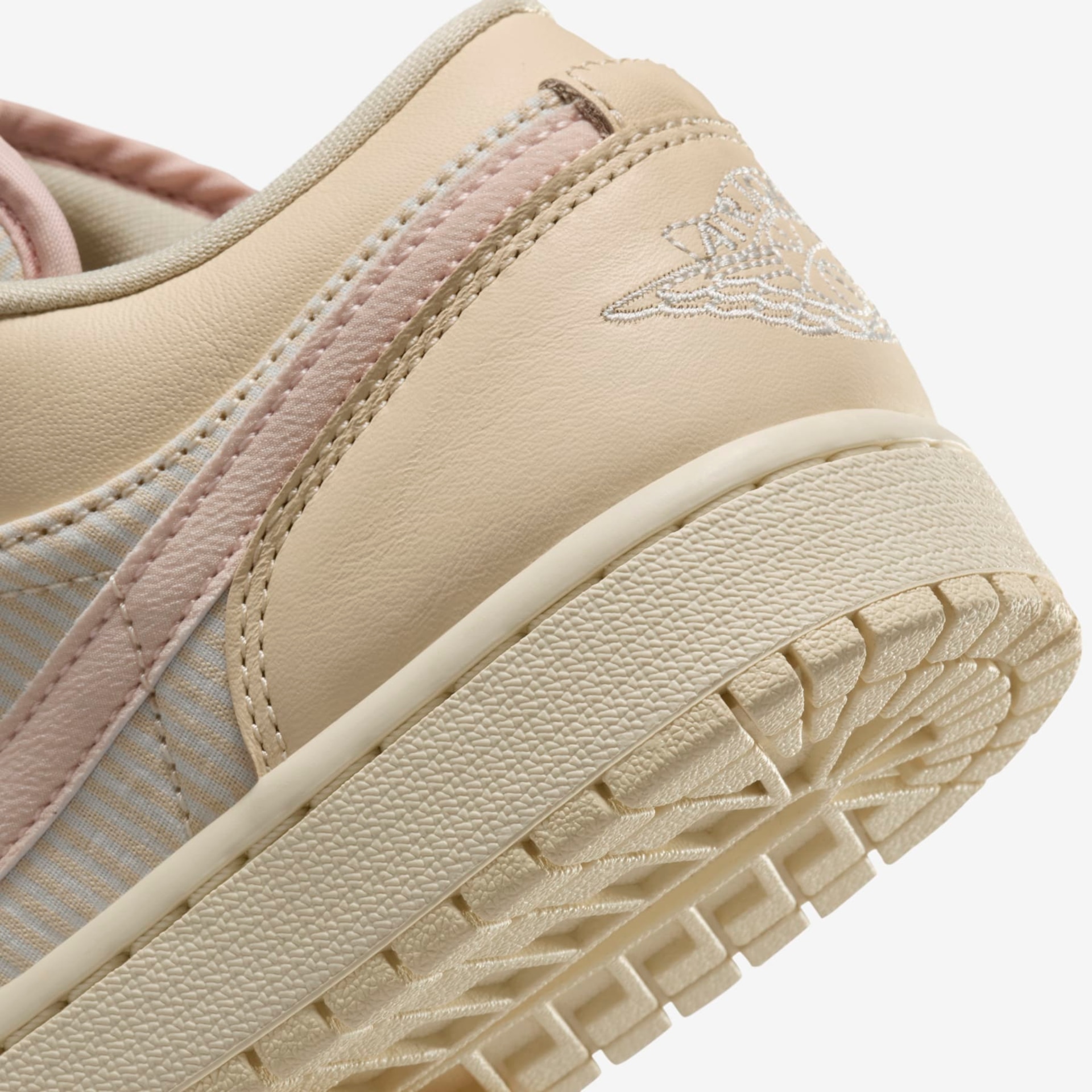 Tênis Air Jordan 1 Low SE Feminino - Foto 8