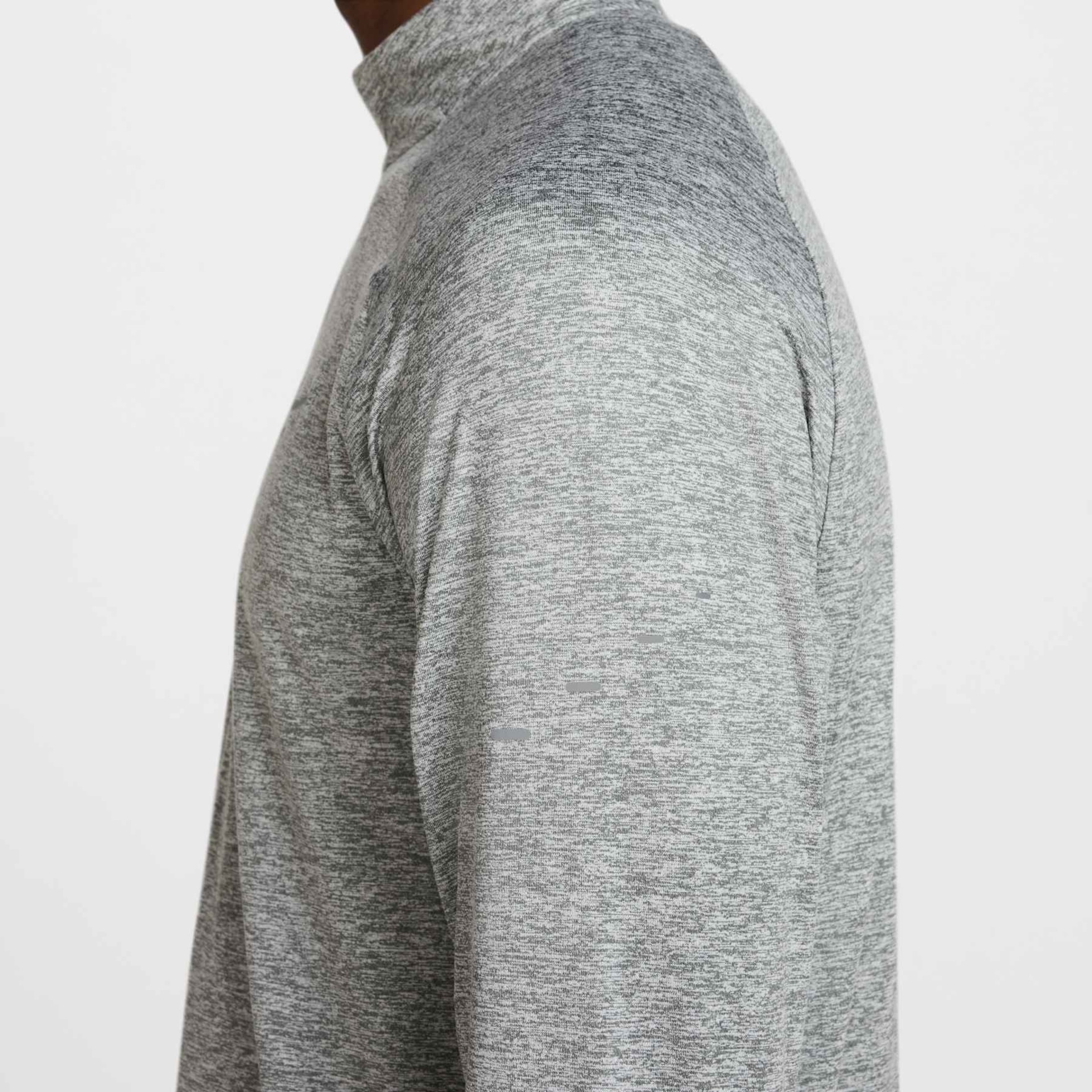 Camiseta Nike Stride Masculina - Foto 4