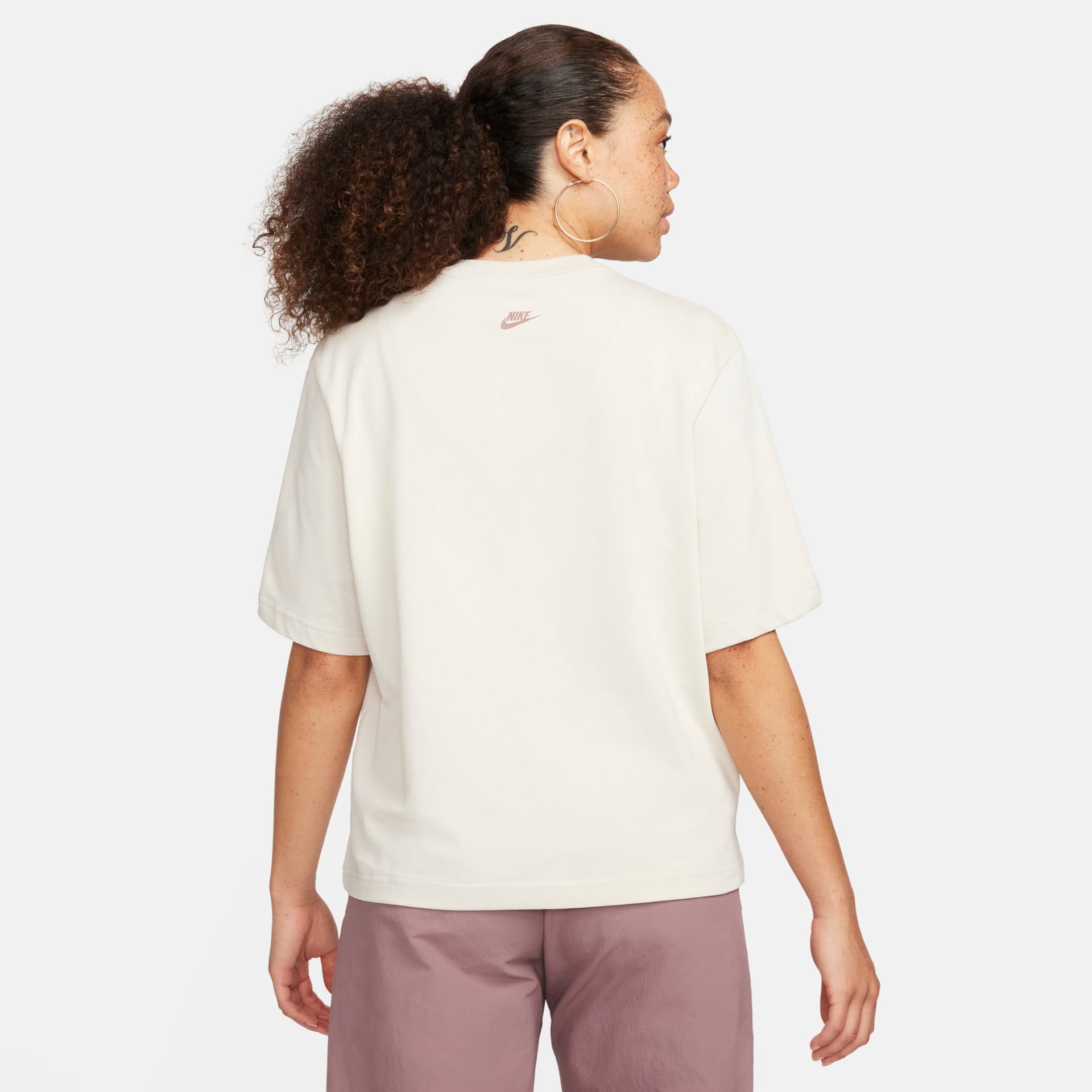 Camiseta Nike Sportswear Boxy Campus Feminina - Foto 2