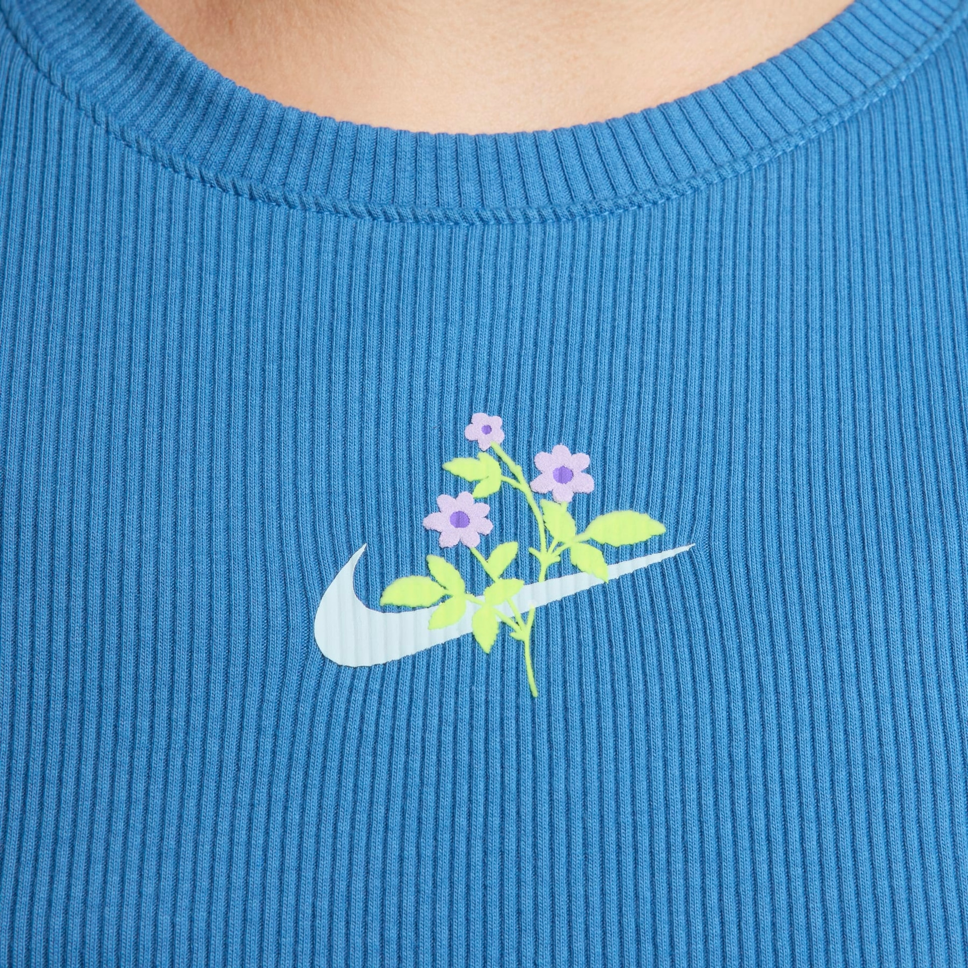 Regata Nike Sportswear Cropped Essentials Feminina - Foto 1